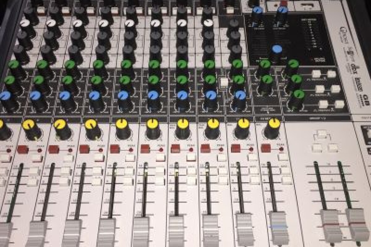 Location Console son 12 entrée SOUNDCRAFT Signature 12MTK - Lightyshare