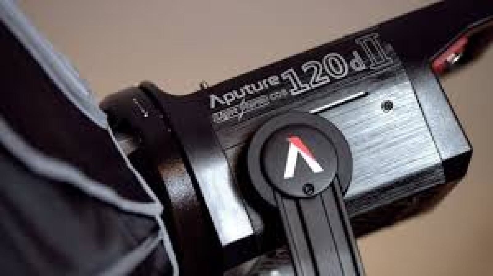 Aputure lightstorm 120D MK 2 - Photo 2 sur 3