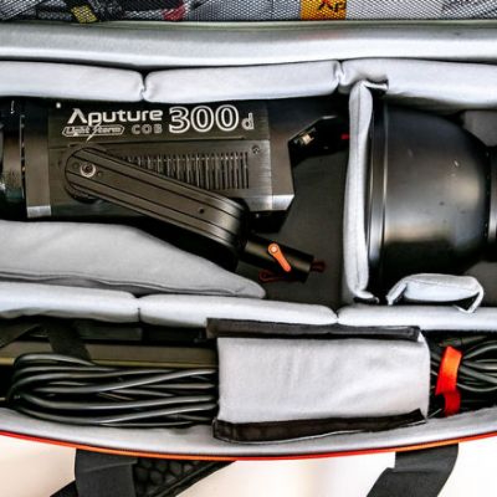 Aputure LS COB300d + équipements - Photo 2 sur 5