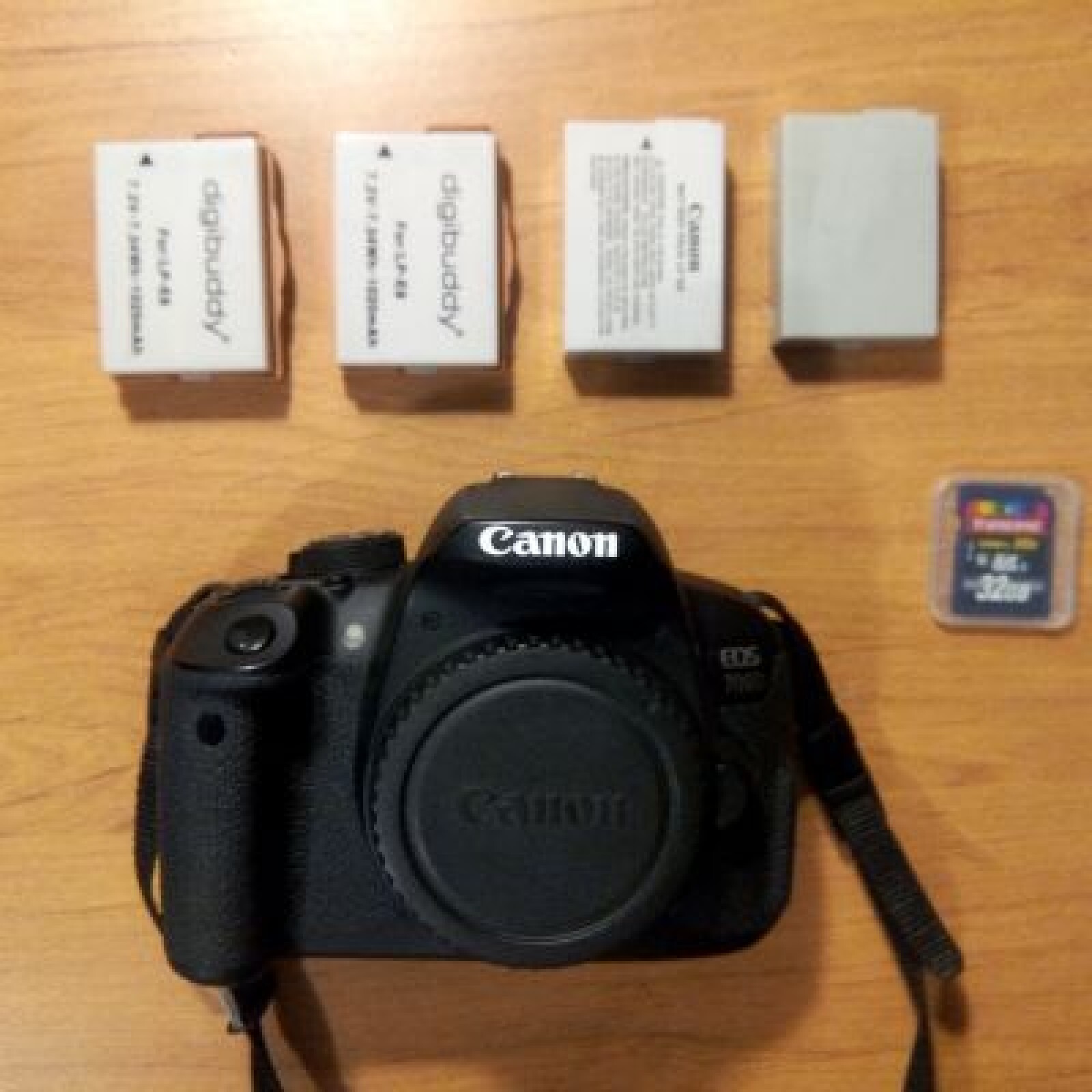 Canon 700D + Carte SD 32Go + 4 batteries - Photo 1 sur 3