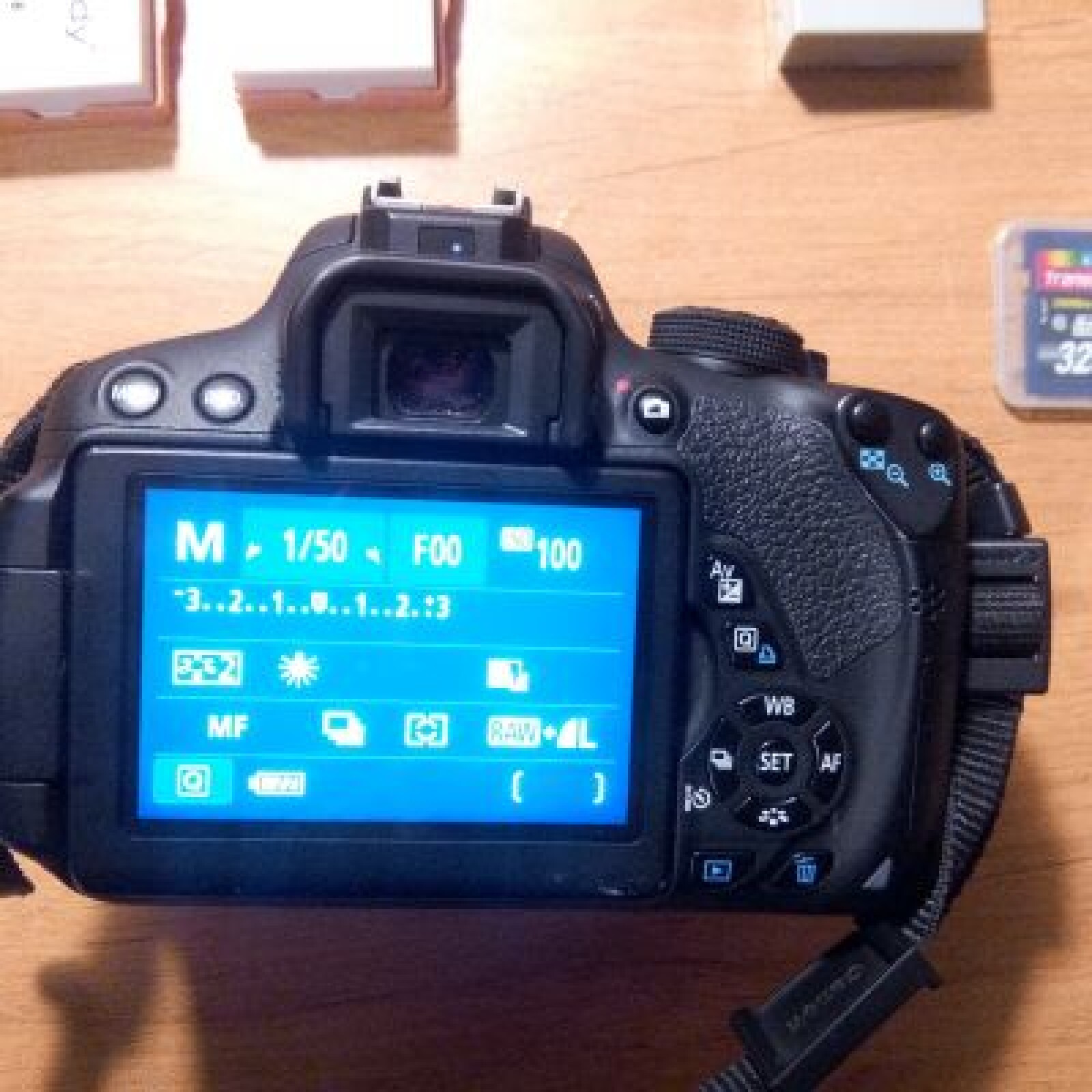 Canon 700D + Carte SD 32Go + 4 batteries - Photo 2 sur 3