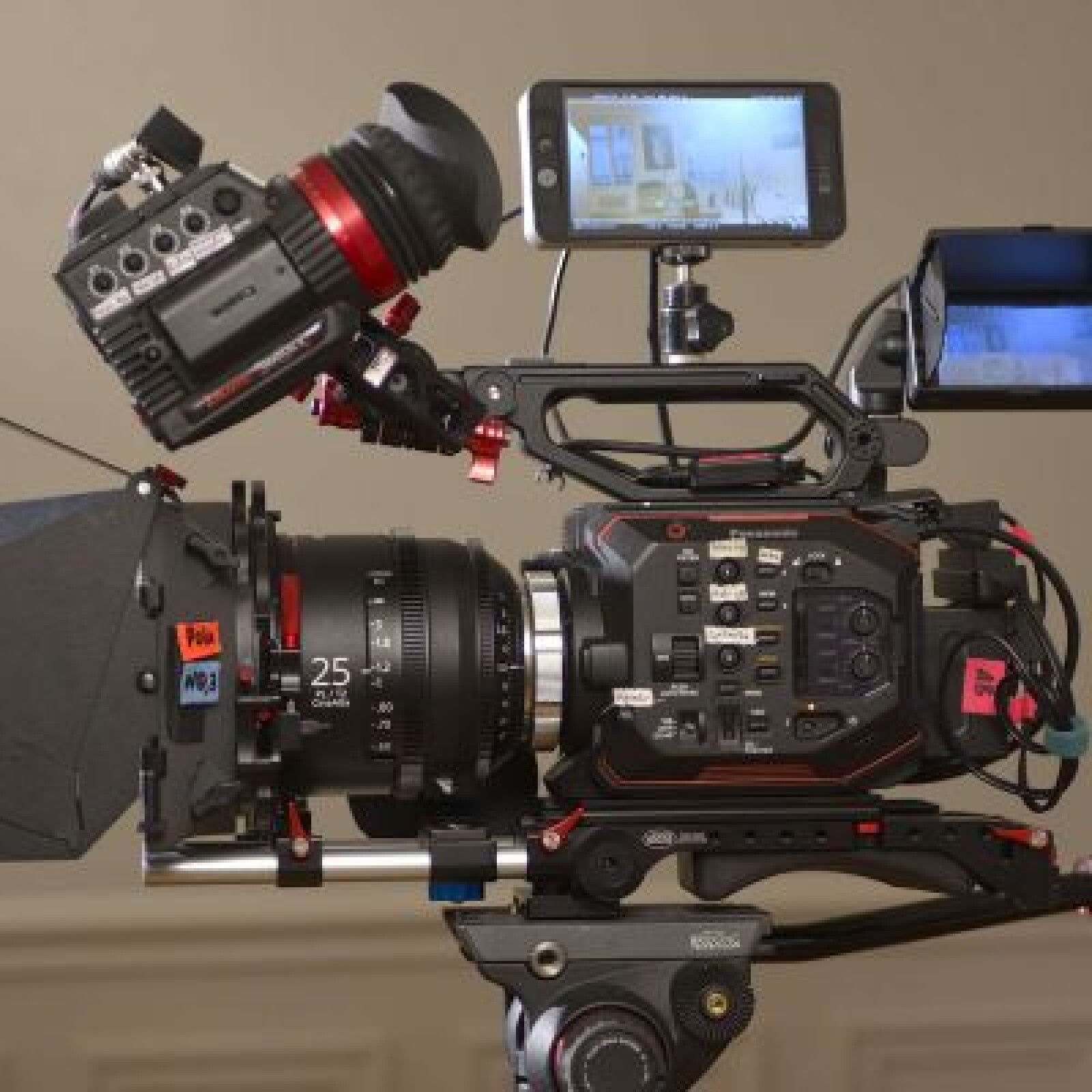 Kit Panasonic EVA-1 + série Cine-Alta T2 - Photo 1 sur 4