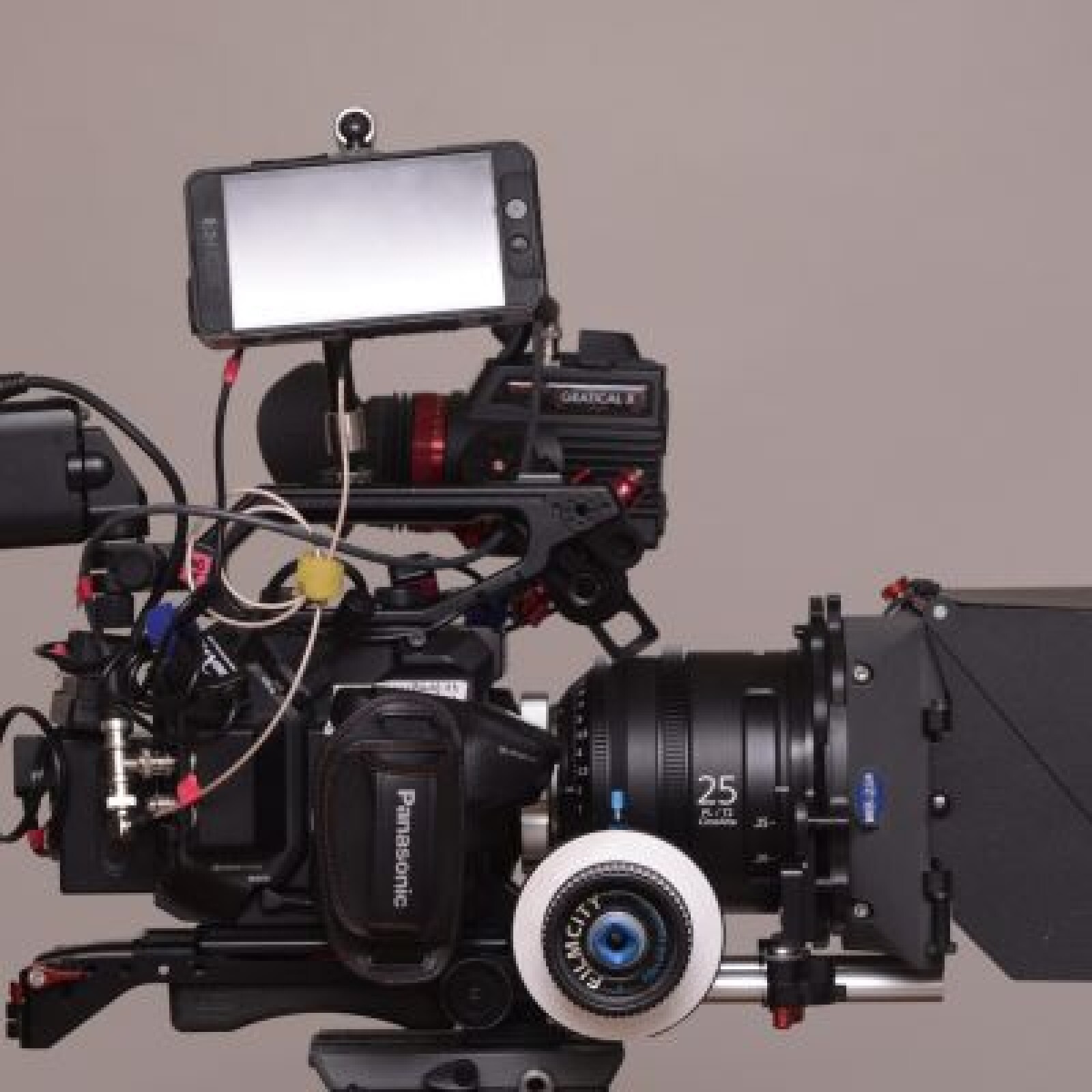 Kit Panasonic EVA-1 + série Cine-Alta T2 - Photo 3 sur 4
