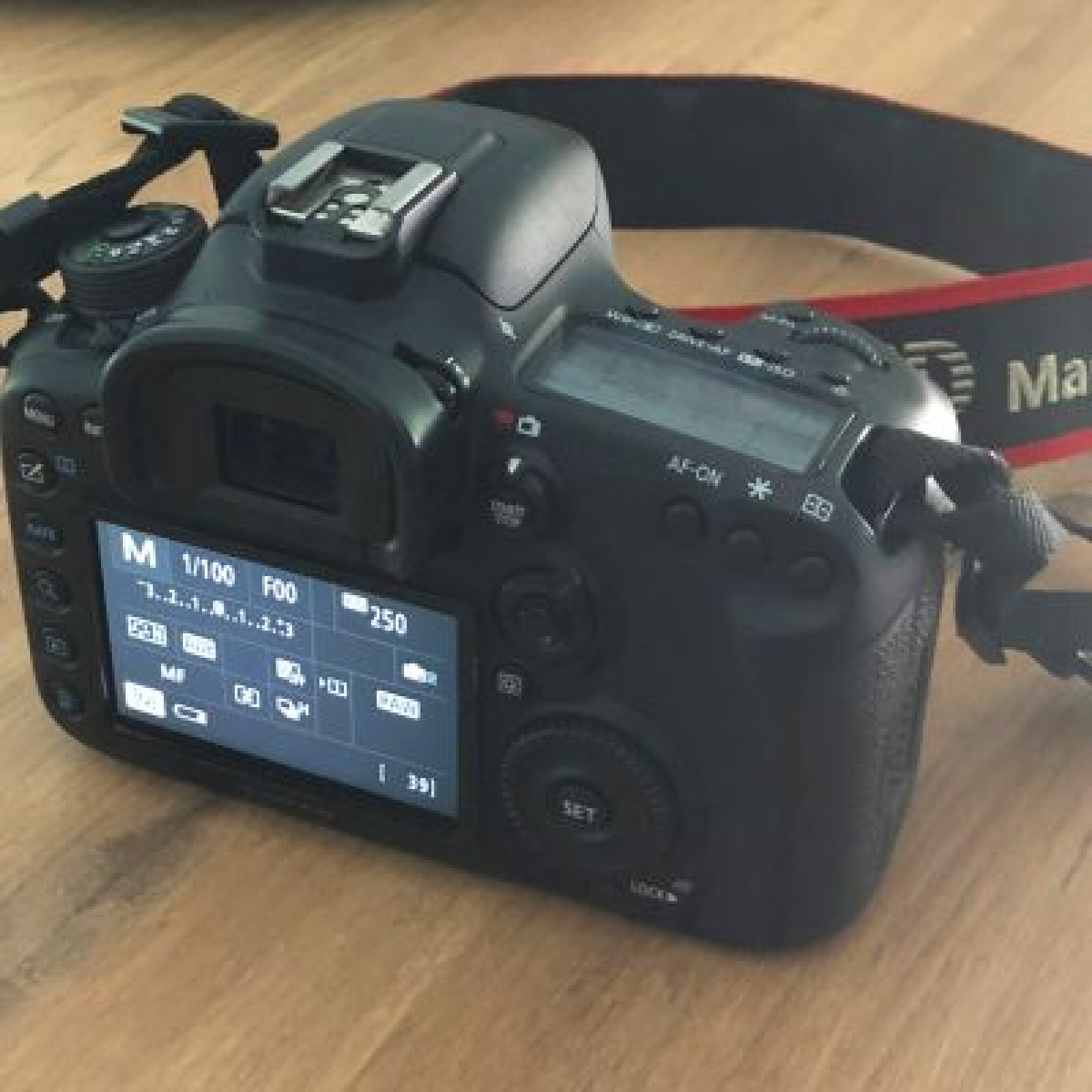 Canon 7D mkII boitier nu - Photo 3 sur 4