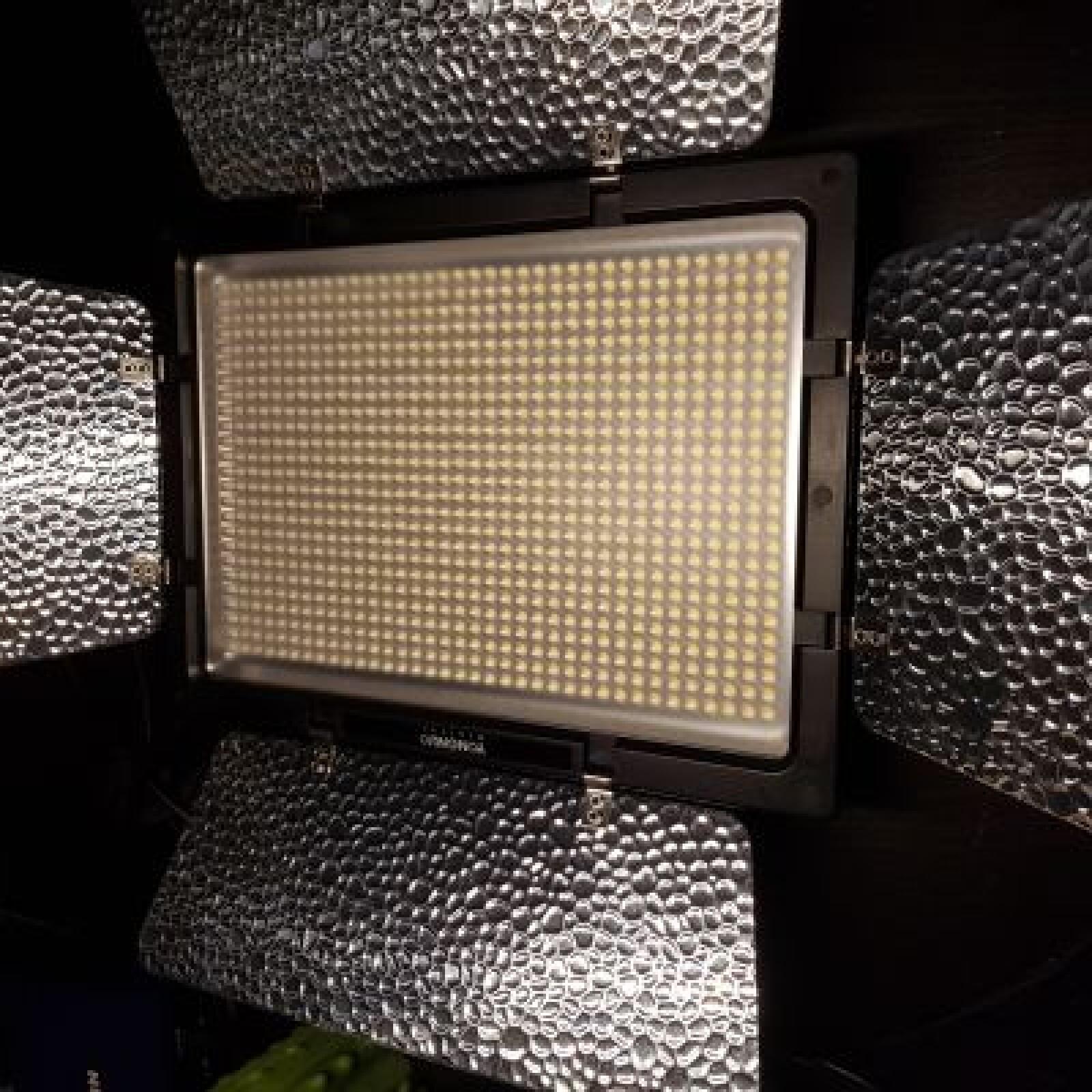 Panneau LED Yongnuo YN900 - Photo 1 sur 2