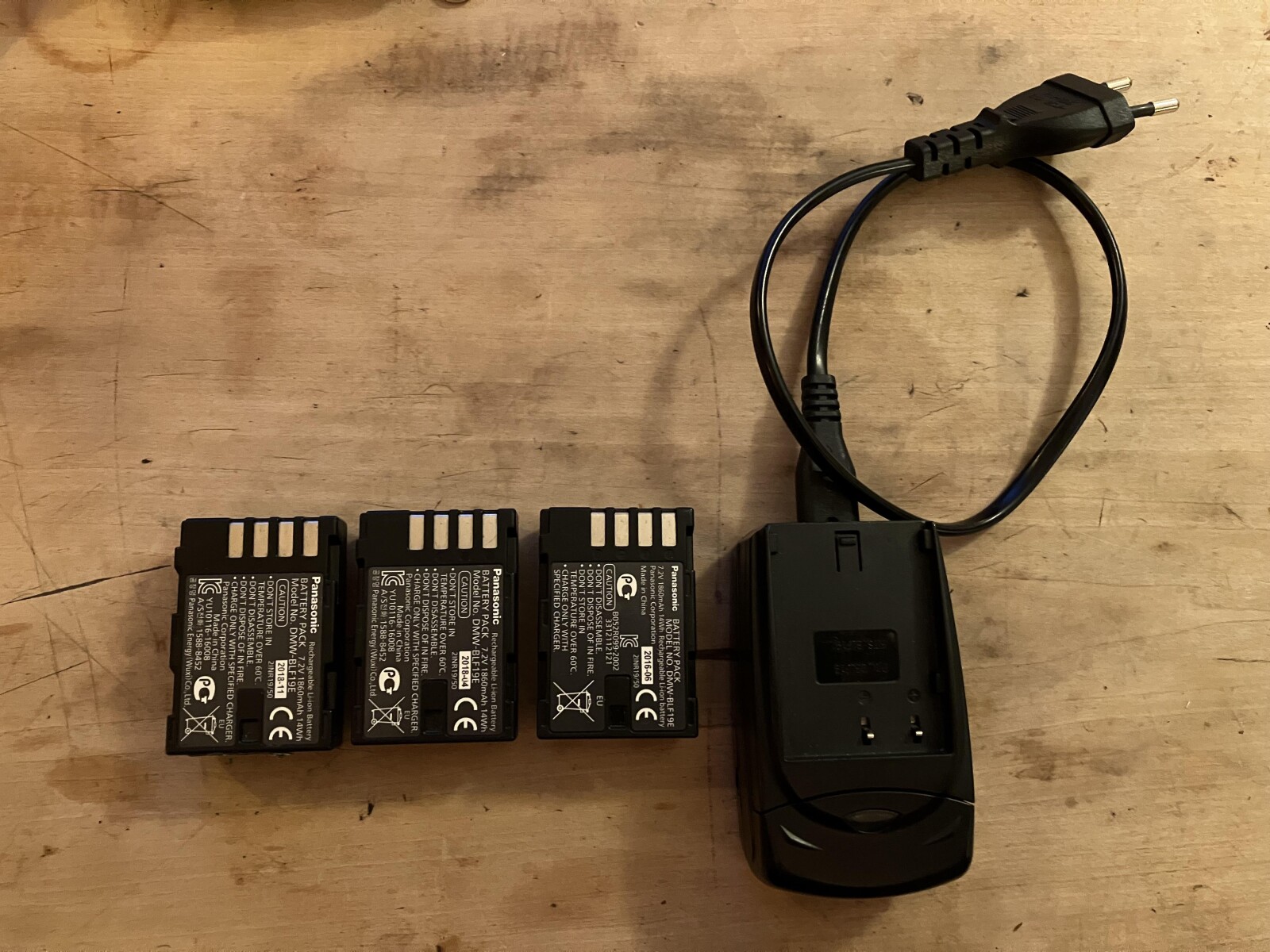 Pack Gh5 + Métabones Ultra + 2 objectifs + Cage SmallRig + cartes sd et batteries - Photo 3 sur 9