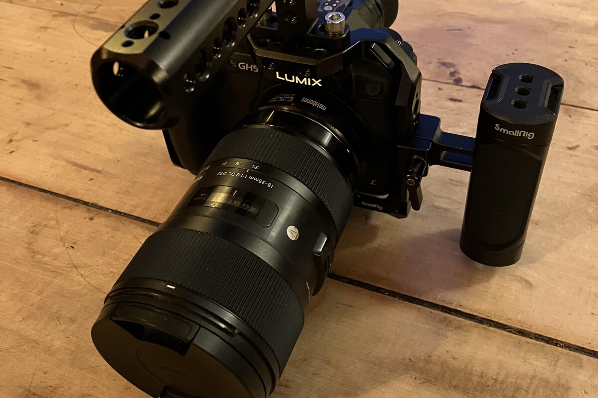 Location Pack Gh5 + Métabones Ultra + 2 objectifs + Cage SmallRig + cartes sd et batteries - Lightyshare