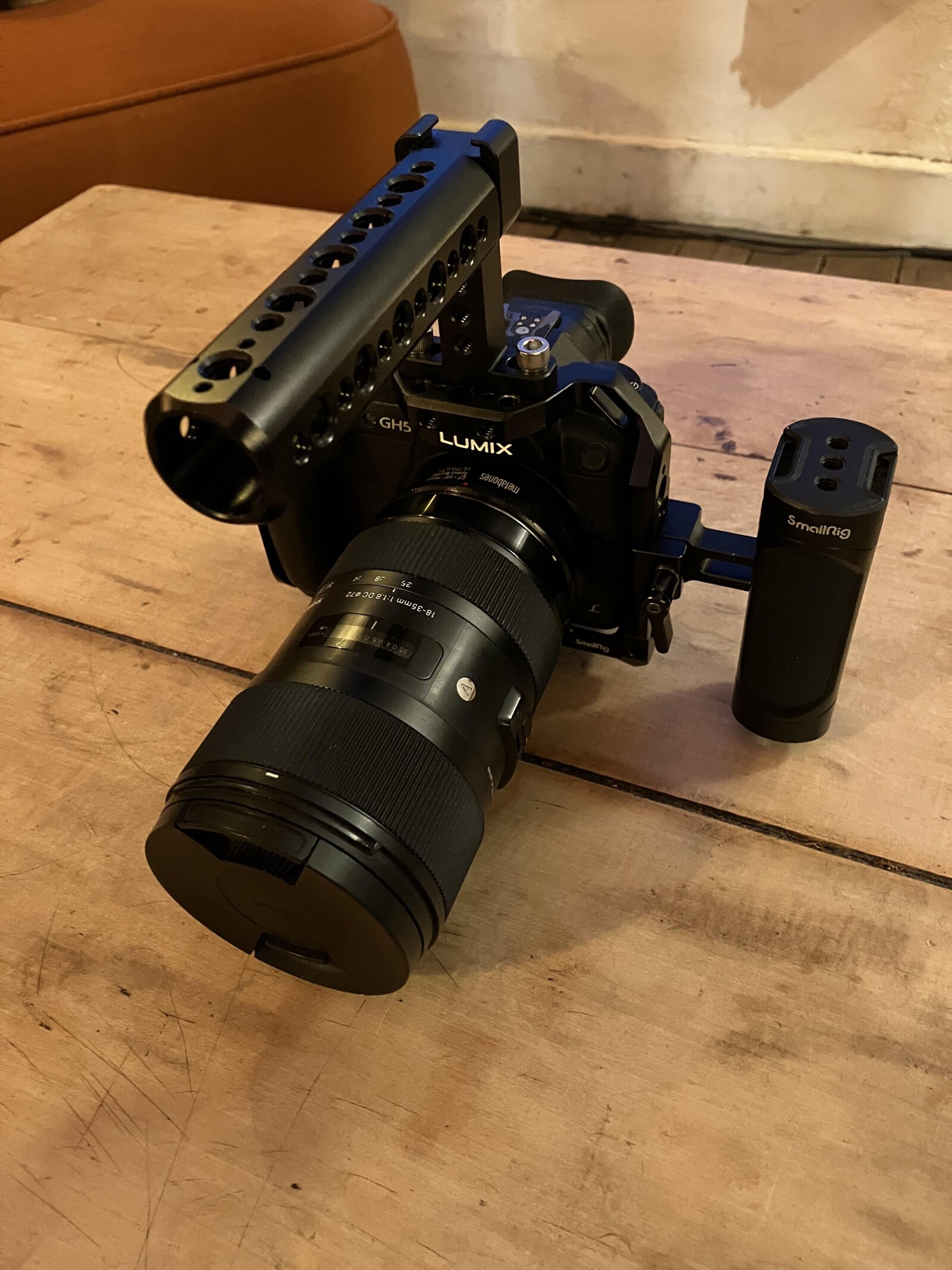 Pack Gh5 + Métabones Ultra + 2 objectifs + Cage SmallRig + cartes sd et batteries - Photo 1 sur 9