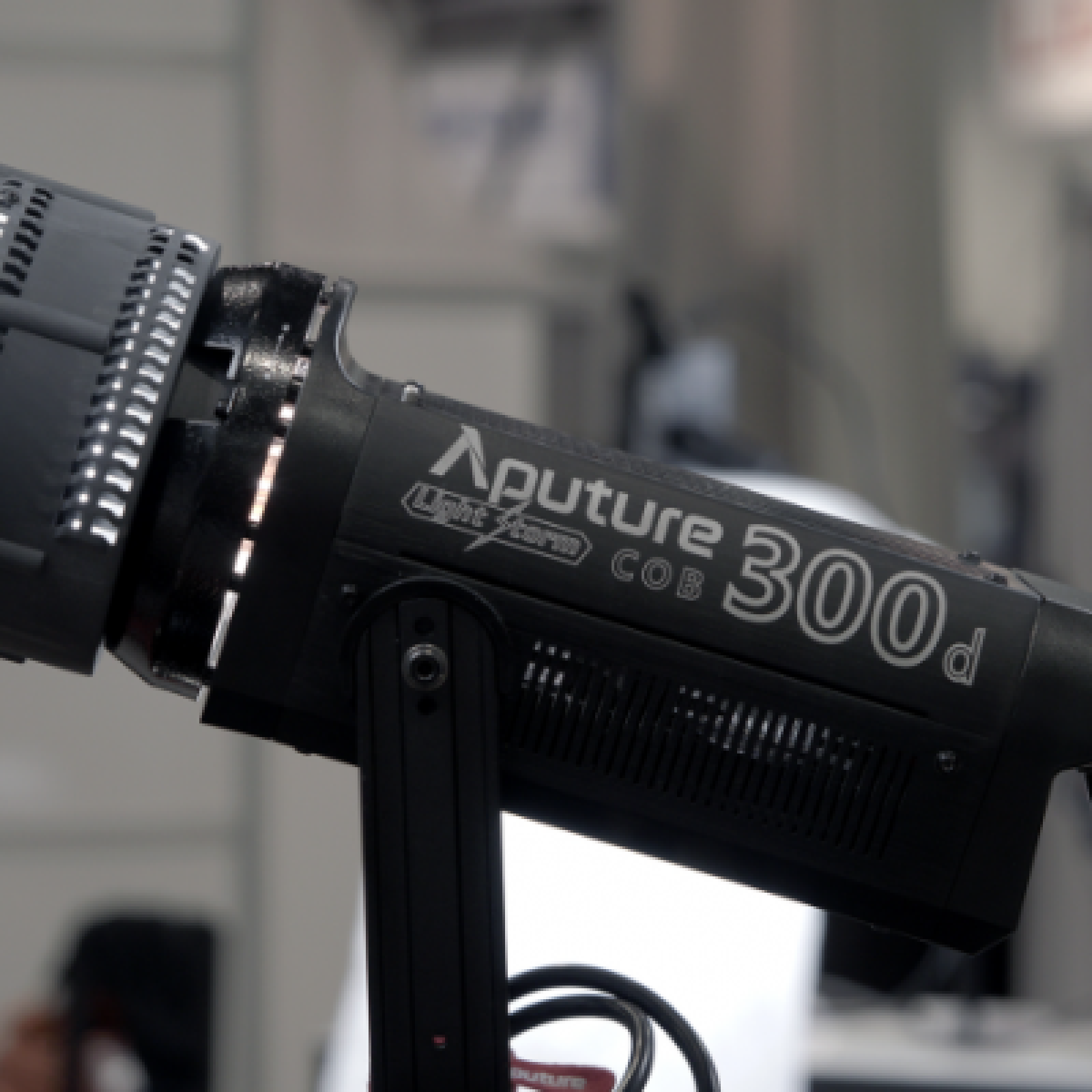 Aputure COB 300d Vlock - Photo 1 sur 2