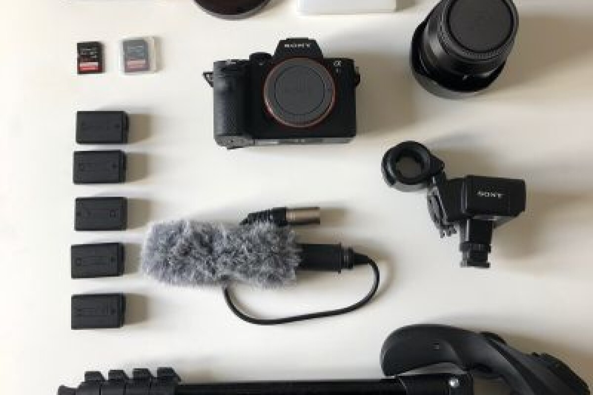 Location PACK TOURNAGE - A7S II - SONY 24-70mm f4.0 - SONY 50mm f1.8 - Trépied Manfrotto - Lightyshare
