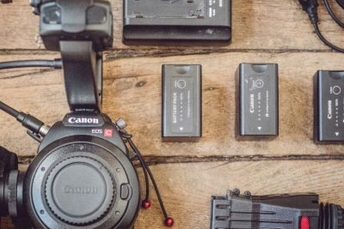 Location Canon C100 Mark I + Viseur Zacuto + 3 batteries + Carte SD - Lightyshare