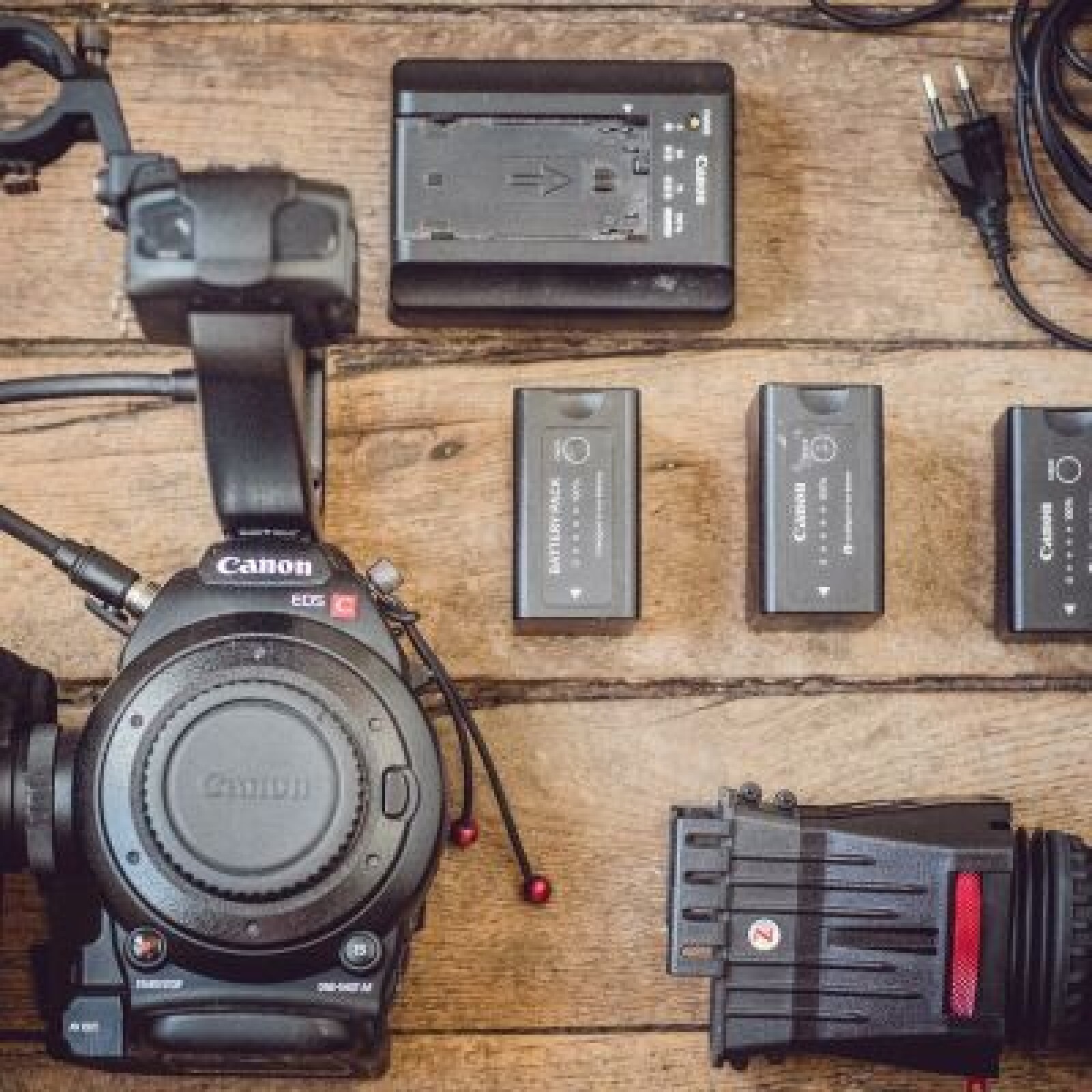 Canon C100 Mark I + Viseur Zacuto + 3 batteries + Carte SD - Photo 1 sur 3