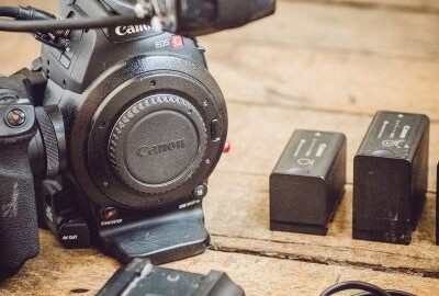 Location Canon C100 Mark I + Viseur Zacuto + 3 batteries + Carte SD