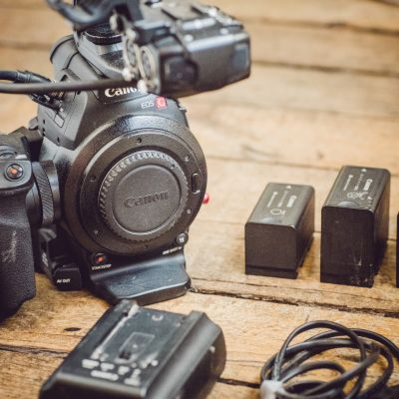 Canon C100 Mark I + Viseur Zacuto + 3 batteries + Carte SD - Photo 2 sur 3
