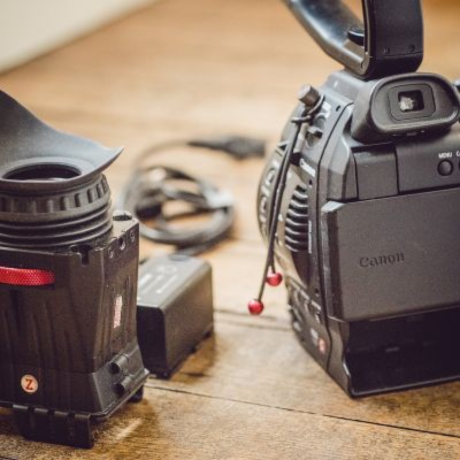 Canon C100 Mark I + Viseur Zacuto + 3 batteries + Carte SD - Photo 3 sur 3