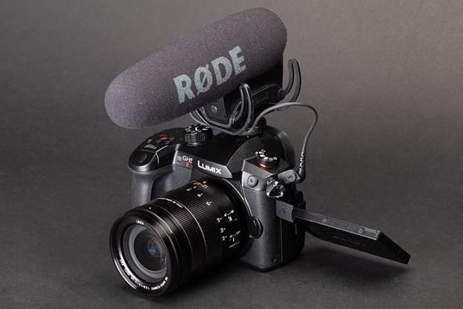 Location Panasonic GH5 (Kit 3 objectifs/2 batteries et une carte SD) - Photo 1 sur 2