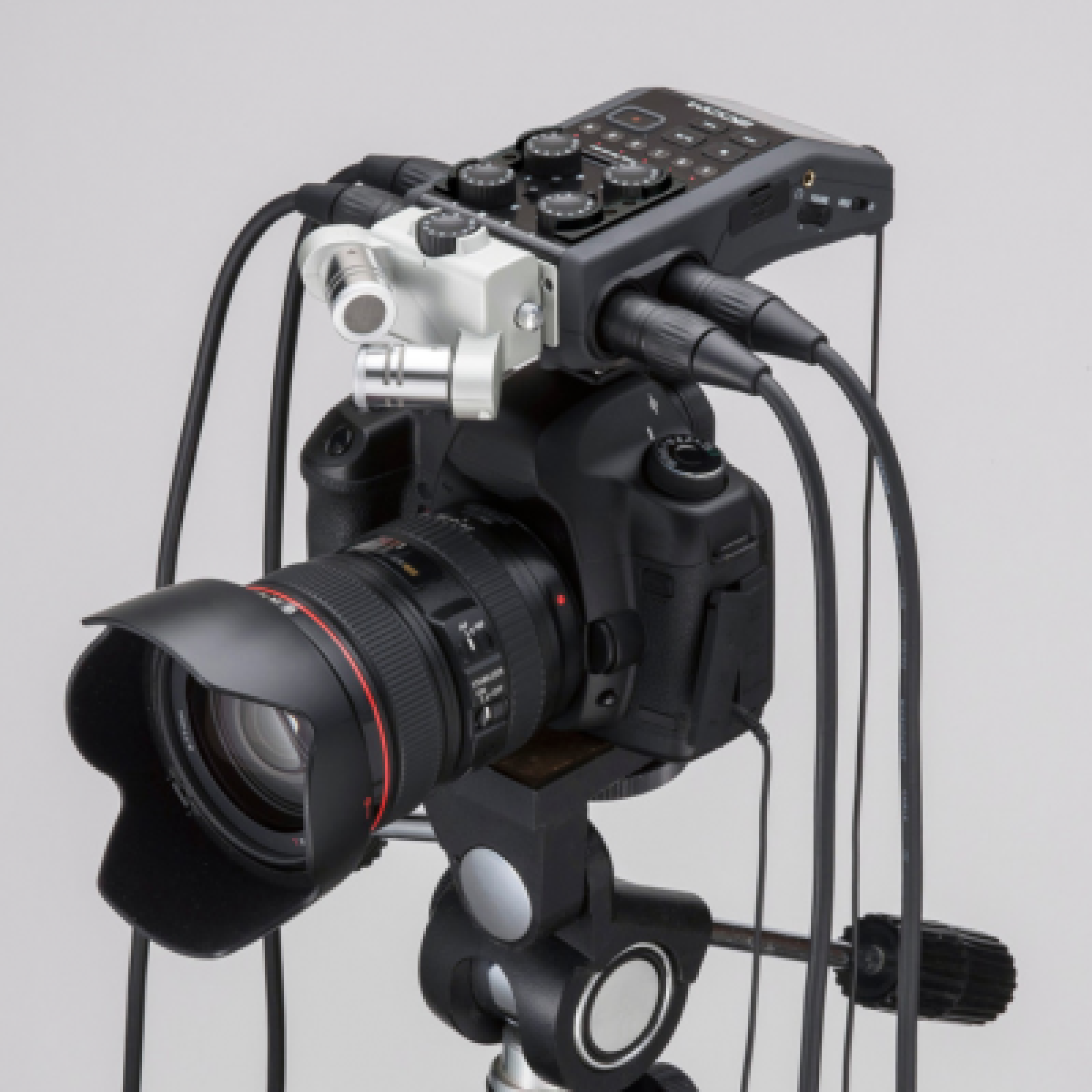 Enregisteur Zoom H6 (4 entrées XLR) + accessoires - Photo 1 sur 2