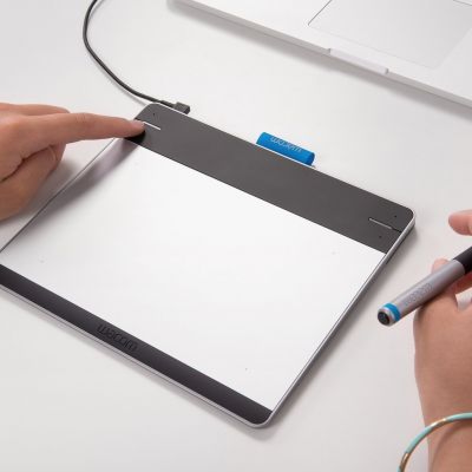 Tablette graphique  Wacom Intuos Pen Small sans fil - Photo 2 sur 3
