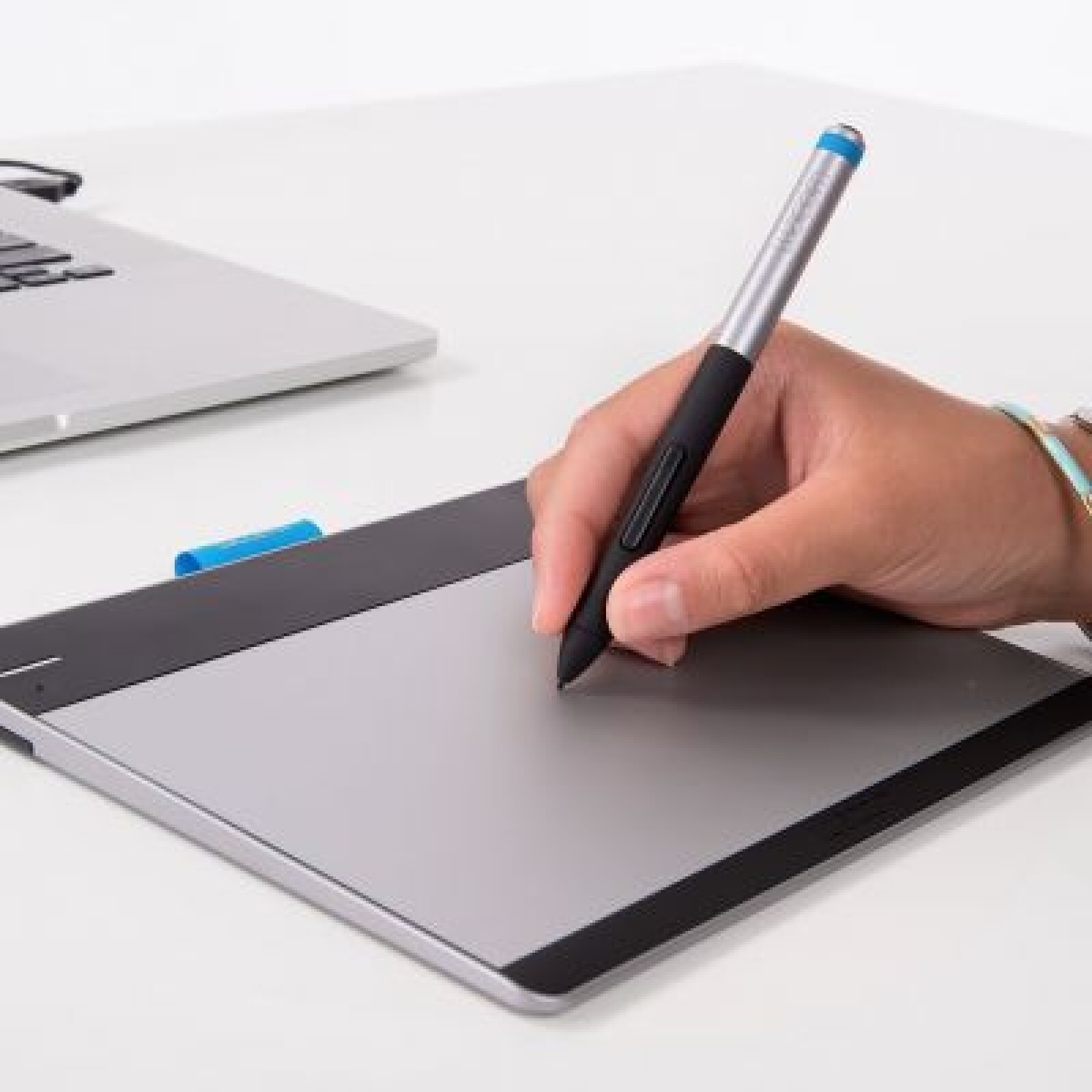 Tablette graphique  Wacom Intuos Pen Small sans fil - Photo 3 sur 3