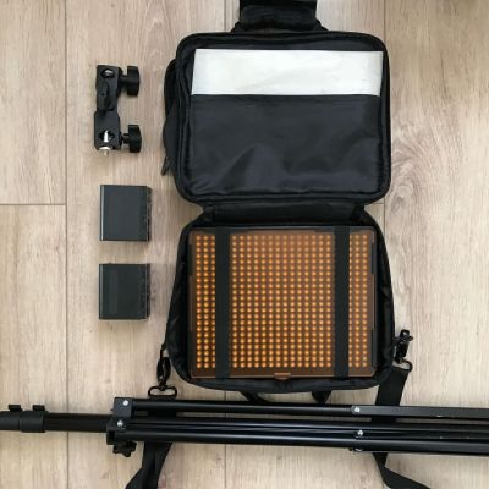 Aputure Amaran  LED portable - Photo 2 sur 5