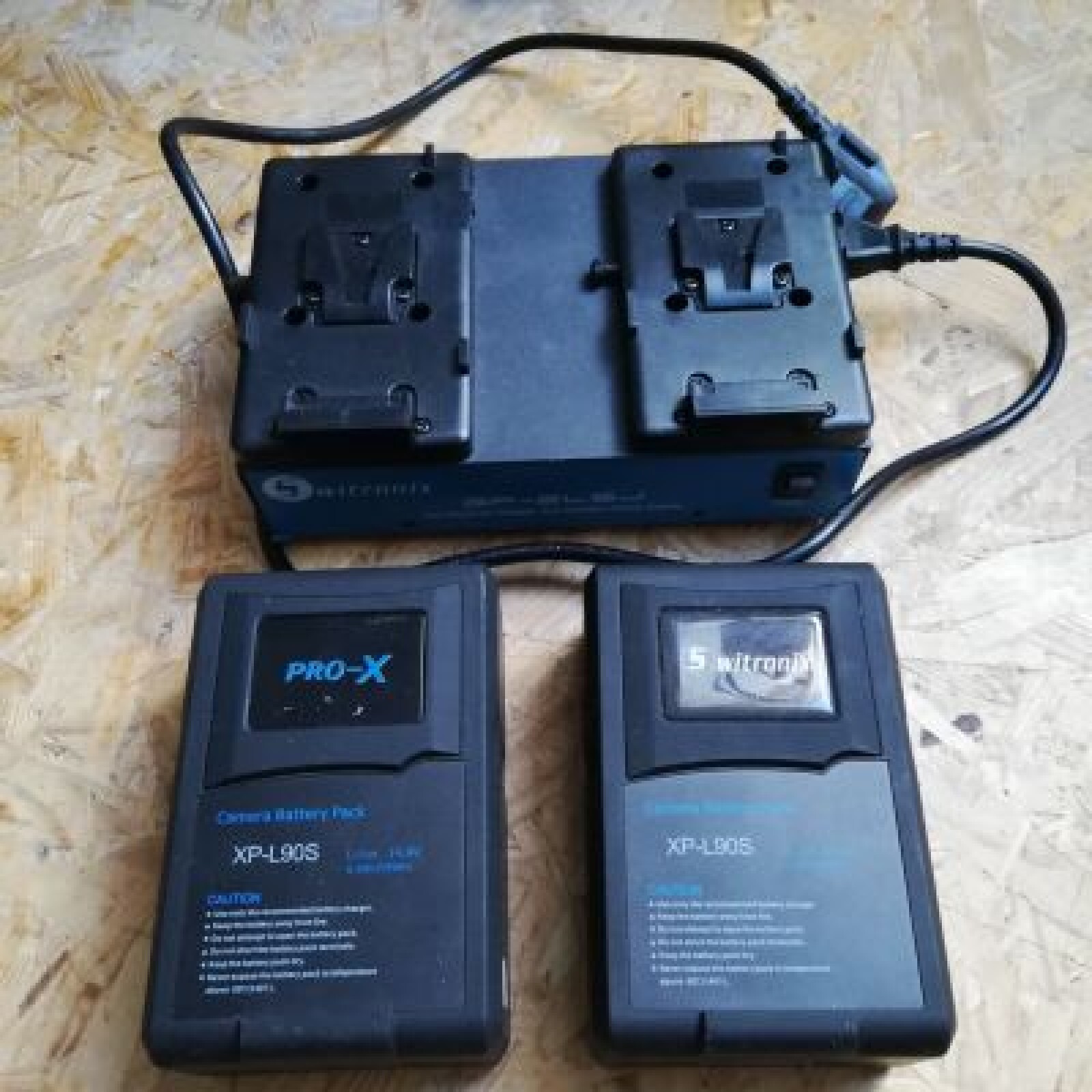 Batteries V-Lock - XP-L90S (x2 + chargeur) - Photo 1 sur 1