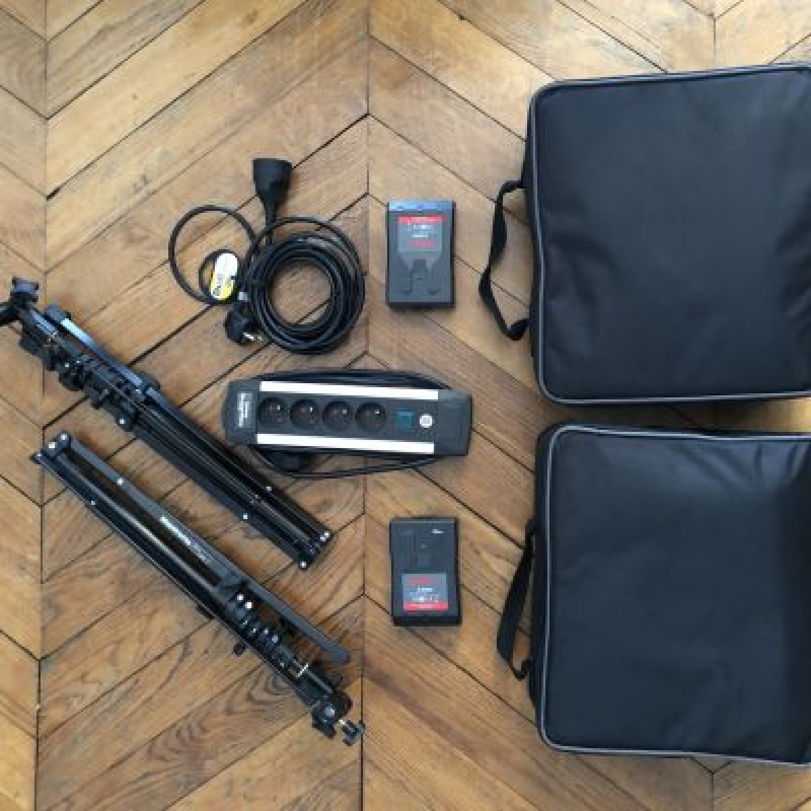 Kit 2 panneaux LED flexible SWIT 2620 + pieds + Vlock - Photo 3 sur 4