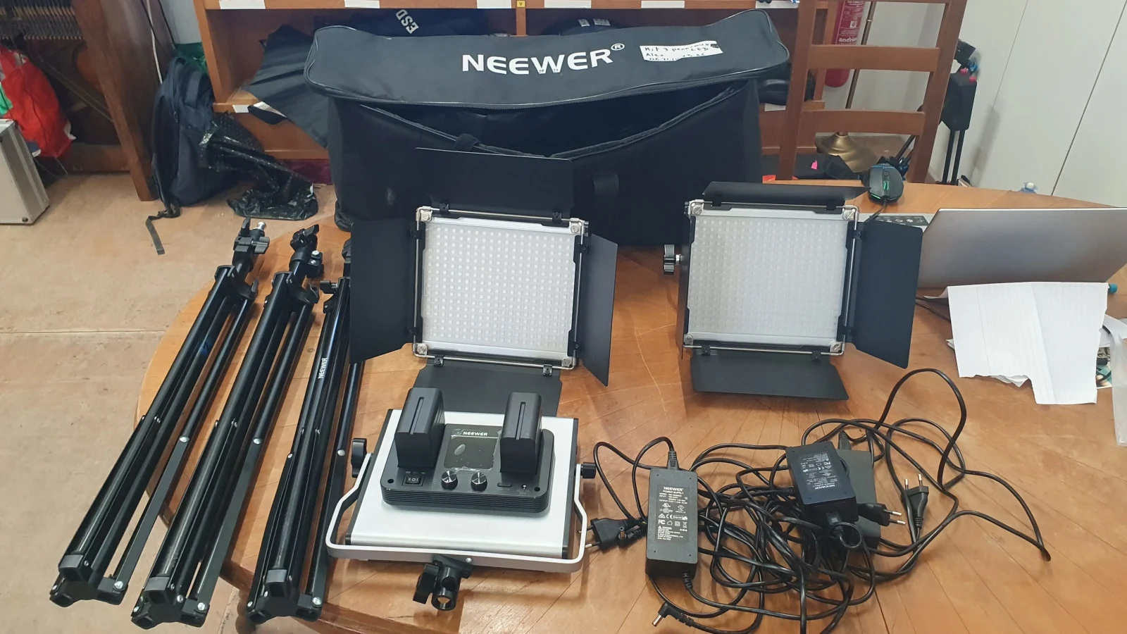 Neewer Kit 3 LED Lumière vidéo - Photo 2 sur 4