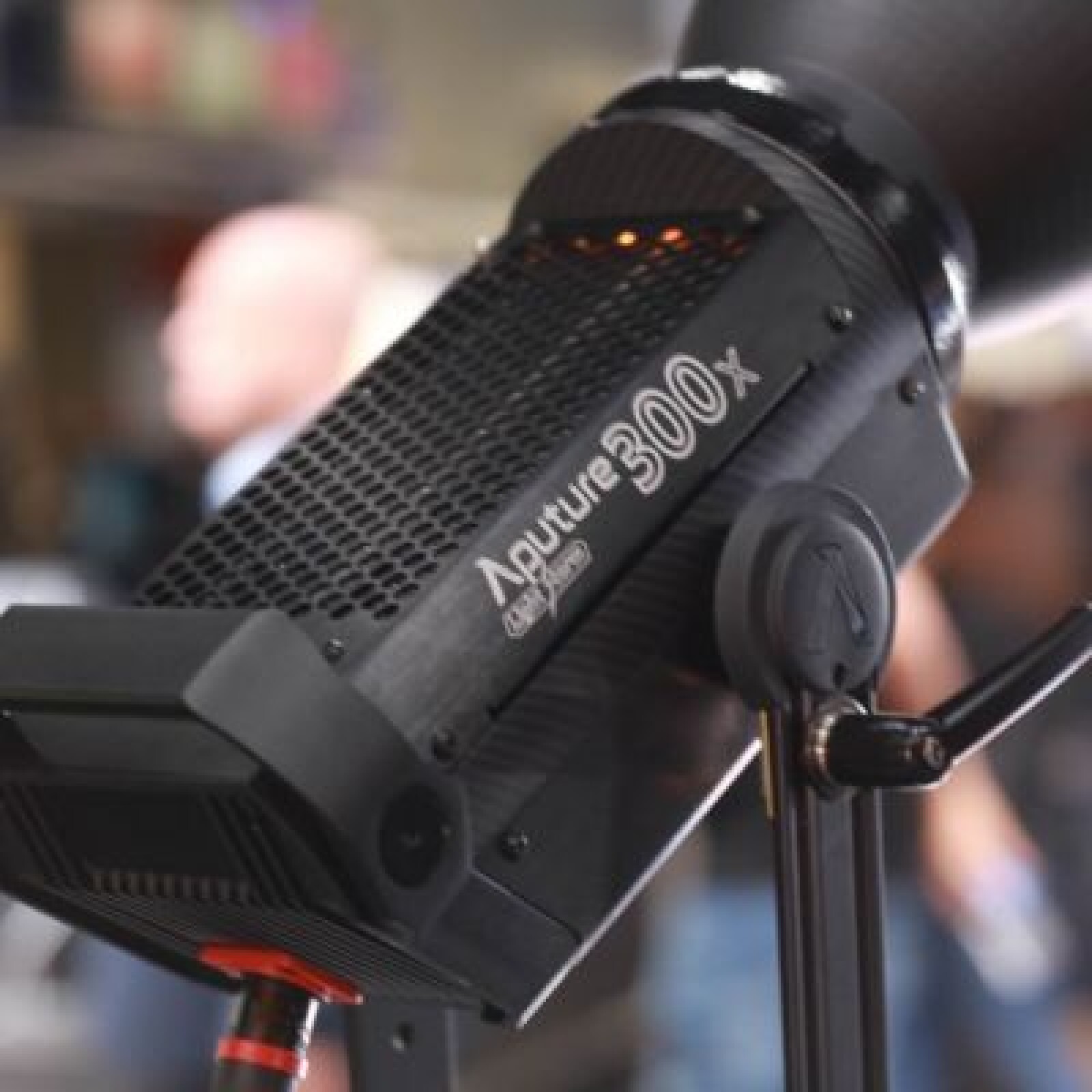 Kit Aputure COB 300X Eclairage LED bi-color lumière de jour et tungsten panneau - Photo 3 sur 3