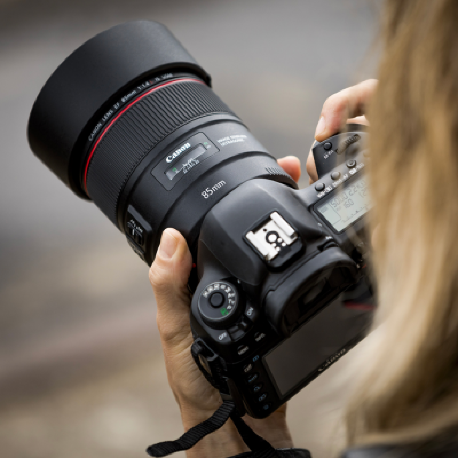 Canon 85mm F1.4 IS USM EF Objectif portrait grande ouverture - Photo 1 sur 4