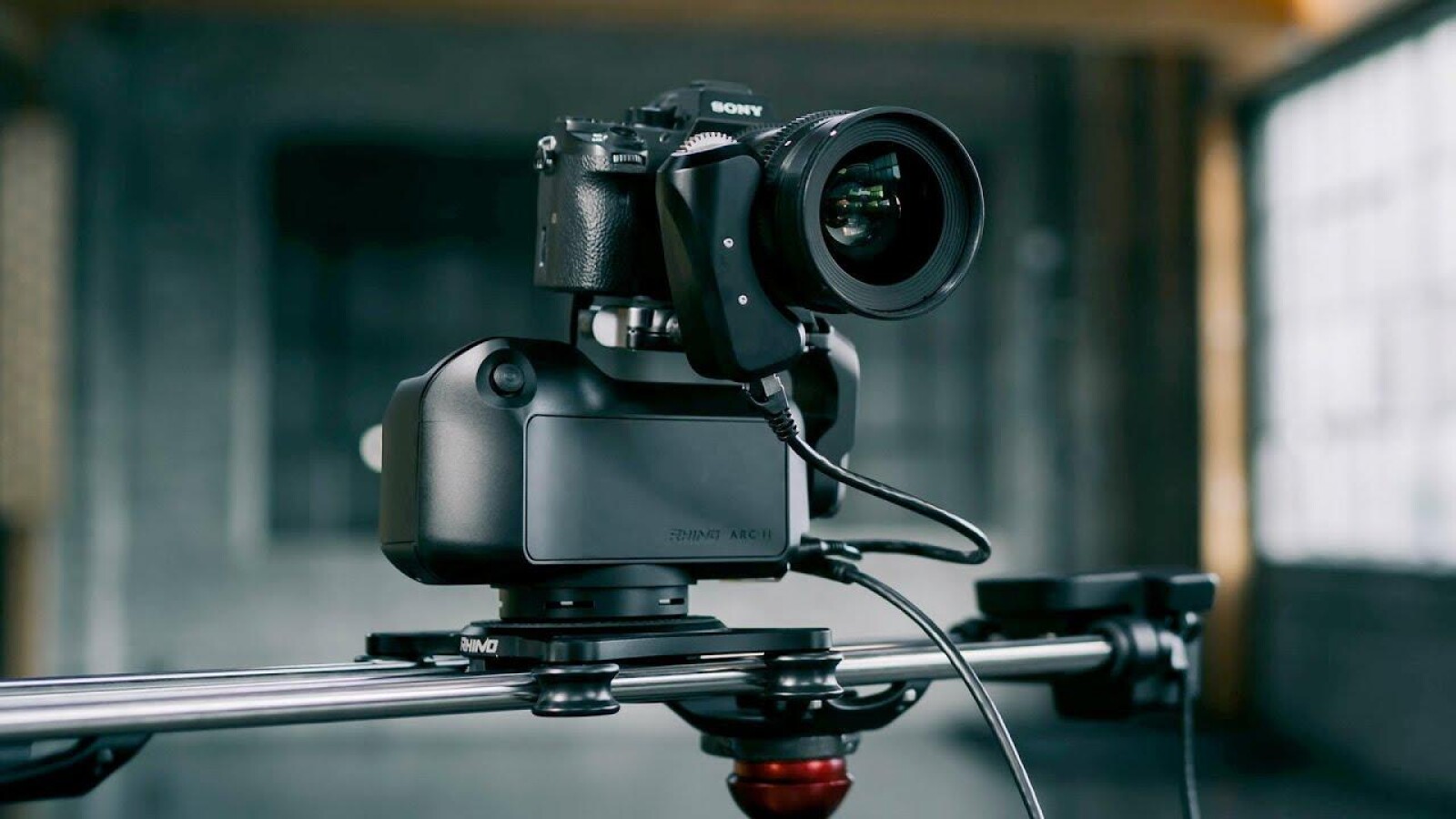 Slider motorisé Rhino EVO Carbon + tête fluide ARC II - Photo 3 sur 5