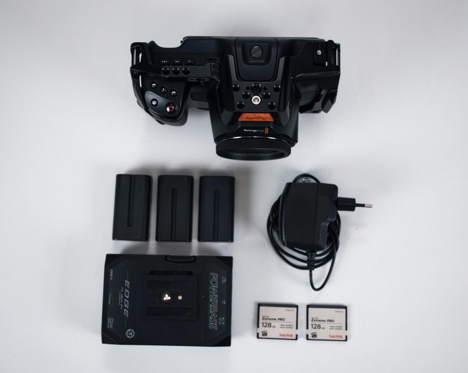 Kit BMPCC6K Pro + 4 batteries et 2 cartes CFast 128Go - Photo 1 sur 3