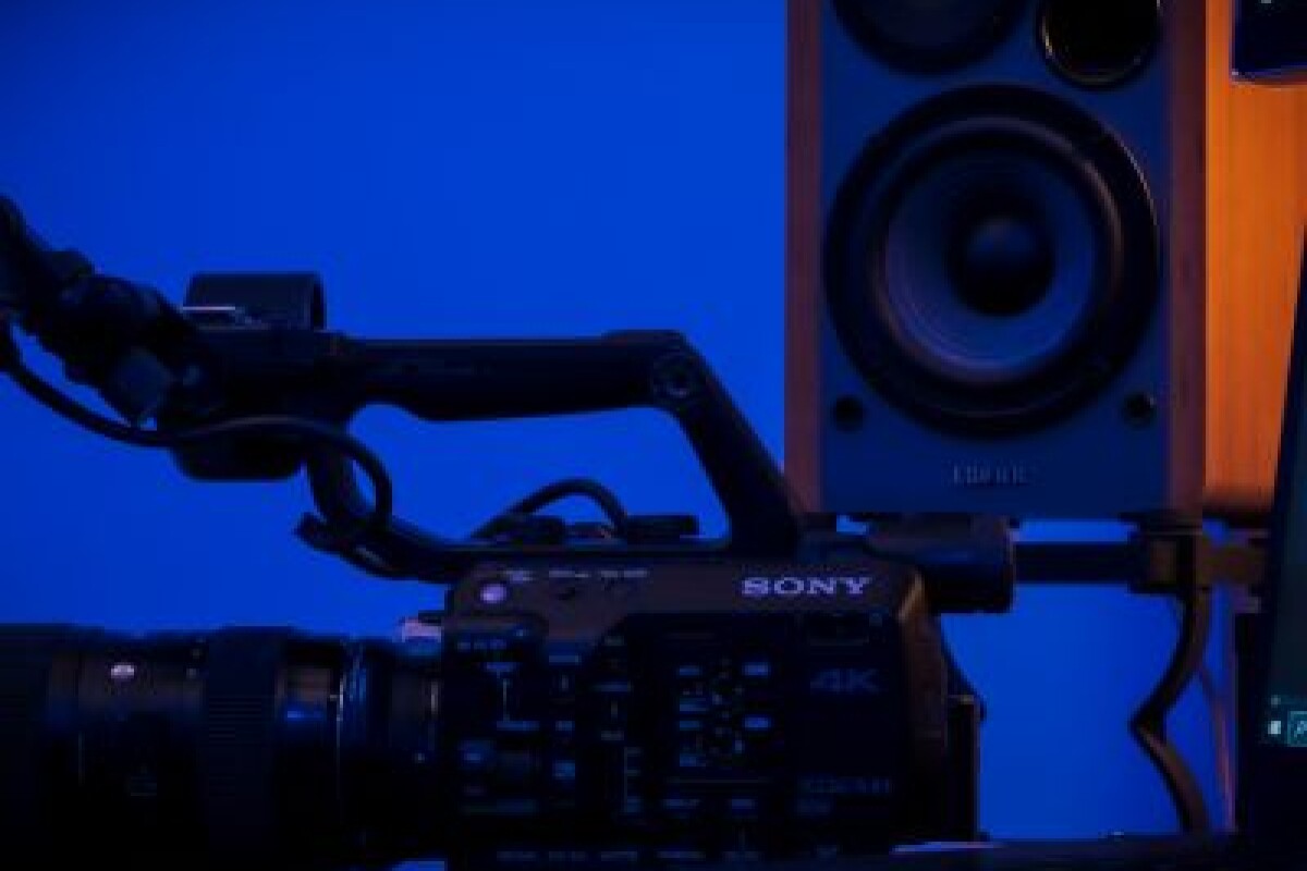 Location Sony FS5 + samyang 50mm cine f/1.3  + 2 batteries + 1 carte mémoire de 64go. - Lightyshare