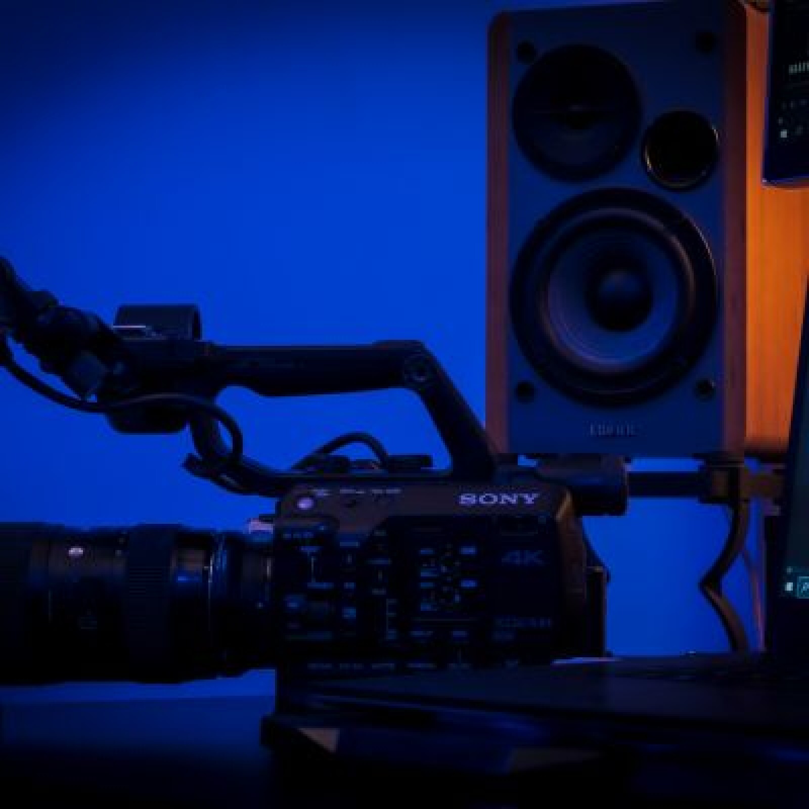 Sony FS5 + samyang 50mm cine f/1.3  + 2 batteries + 1 carte mémoire de 64go. - Photo 1 sur 2