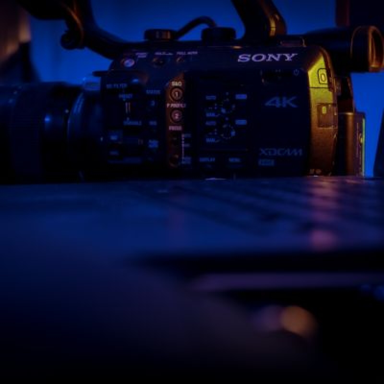 Sony FS5 + samyang 50mm cine f/1.3  + 2 batteries + 1 carte mémoire de 64go. - Photo 2 sur 2