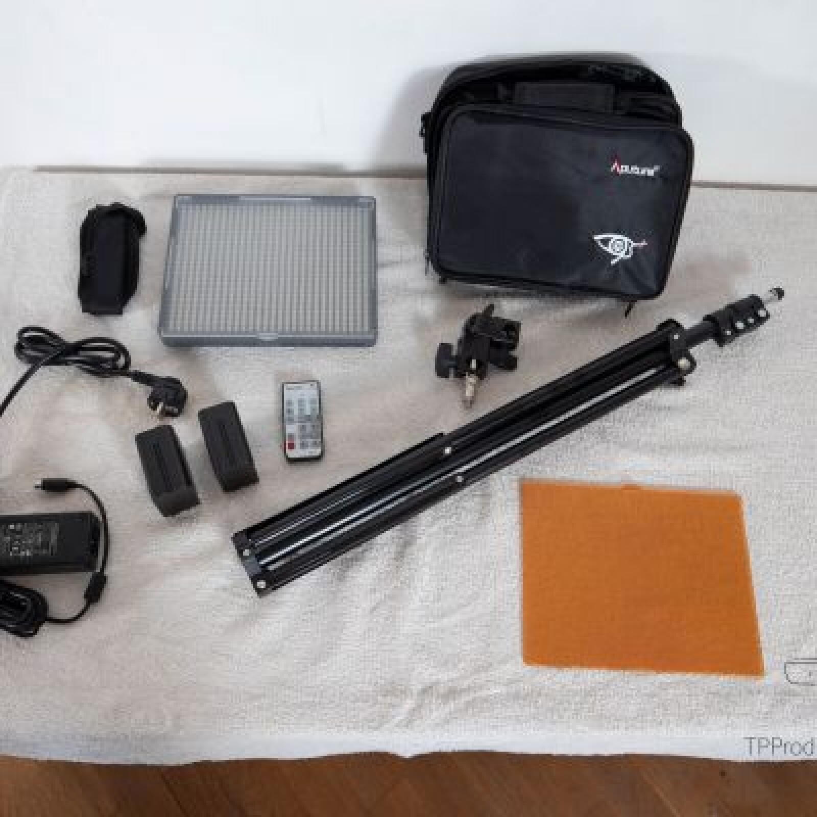Paneau LED Aputure Amaran HR672S + Trépied + EZ Box - Photo 1 sur 3