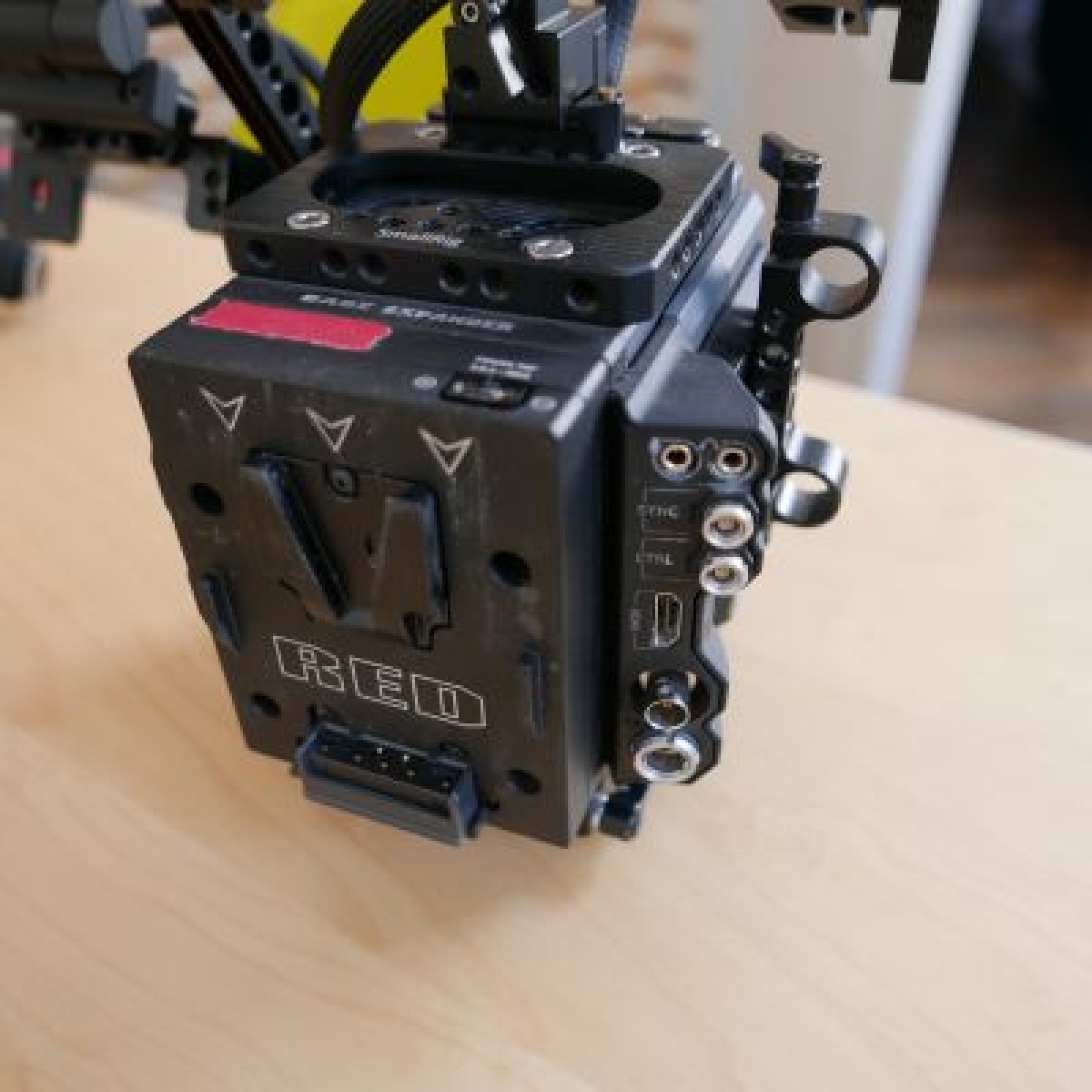 RED Scarlet-W 5k équipée avec opérateur - Photo 2 sur 5