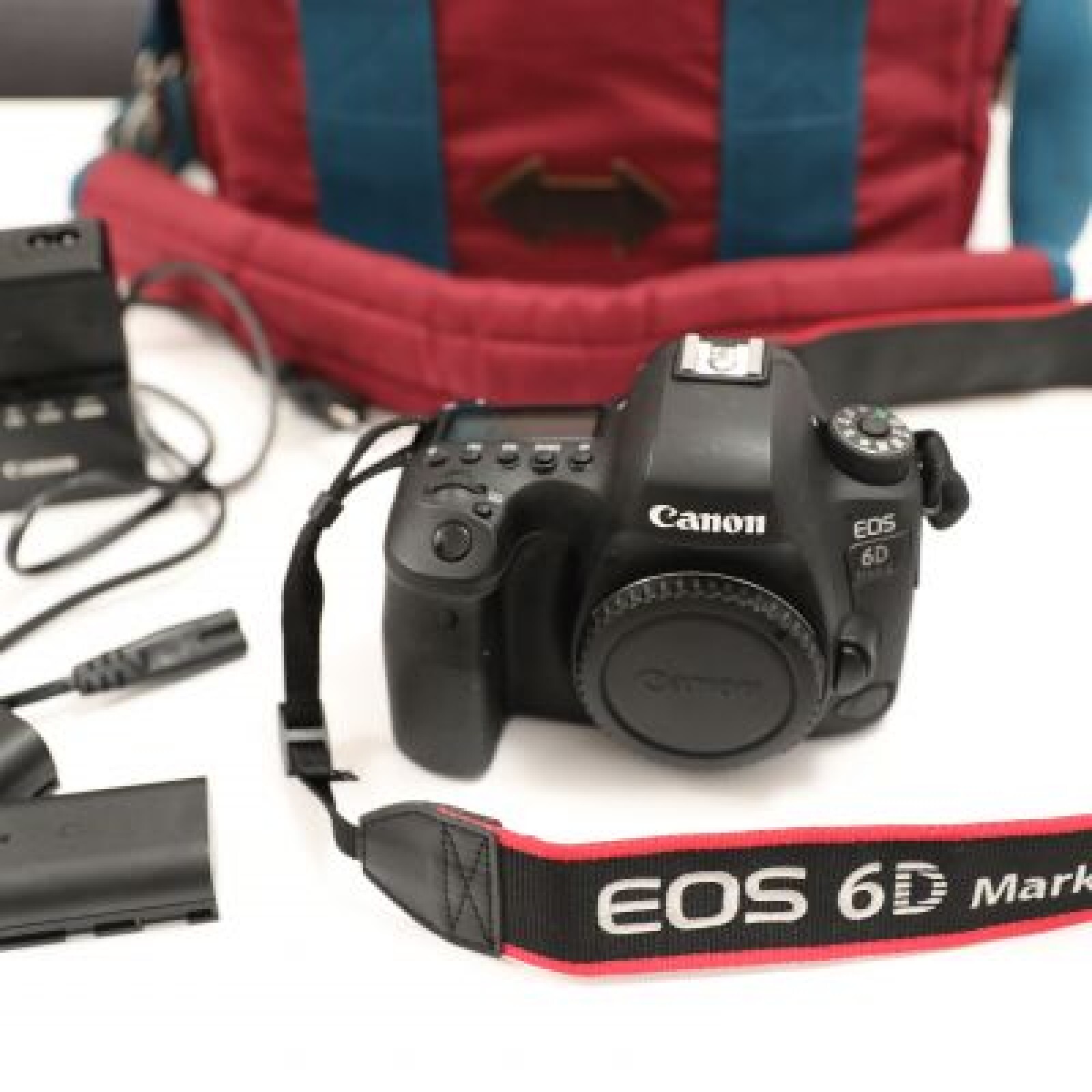 6D MARK II+ 2 batteries + carte sd+ sac - Photo 1 sur 1