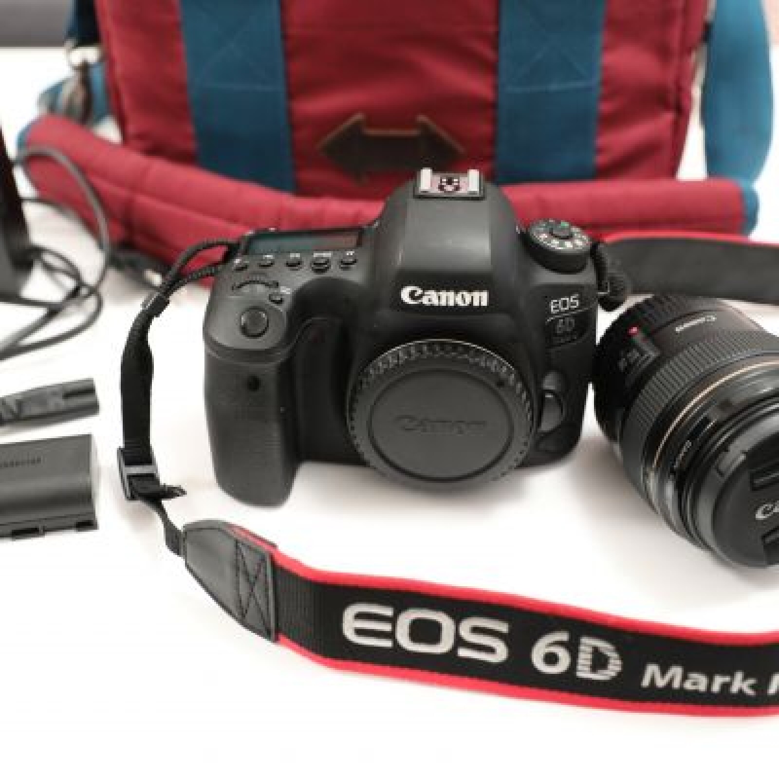 6D MARK II+ 85mm 1.8 + 2 batteries + carte sd+ sac - Photo 1 sur 2
