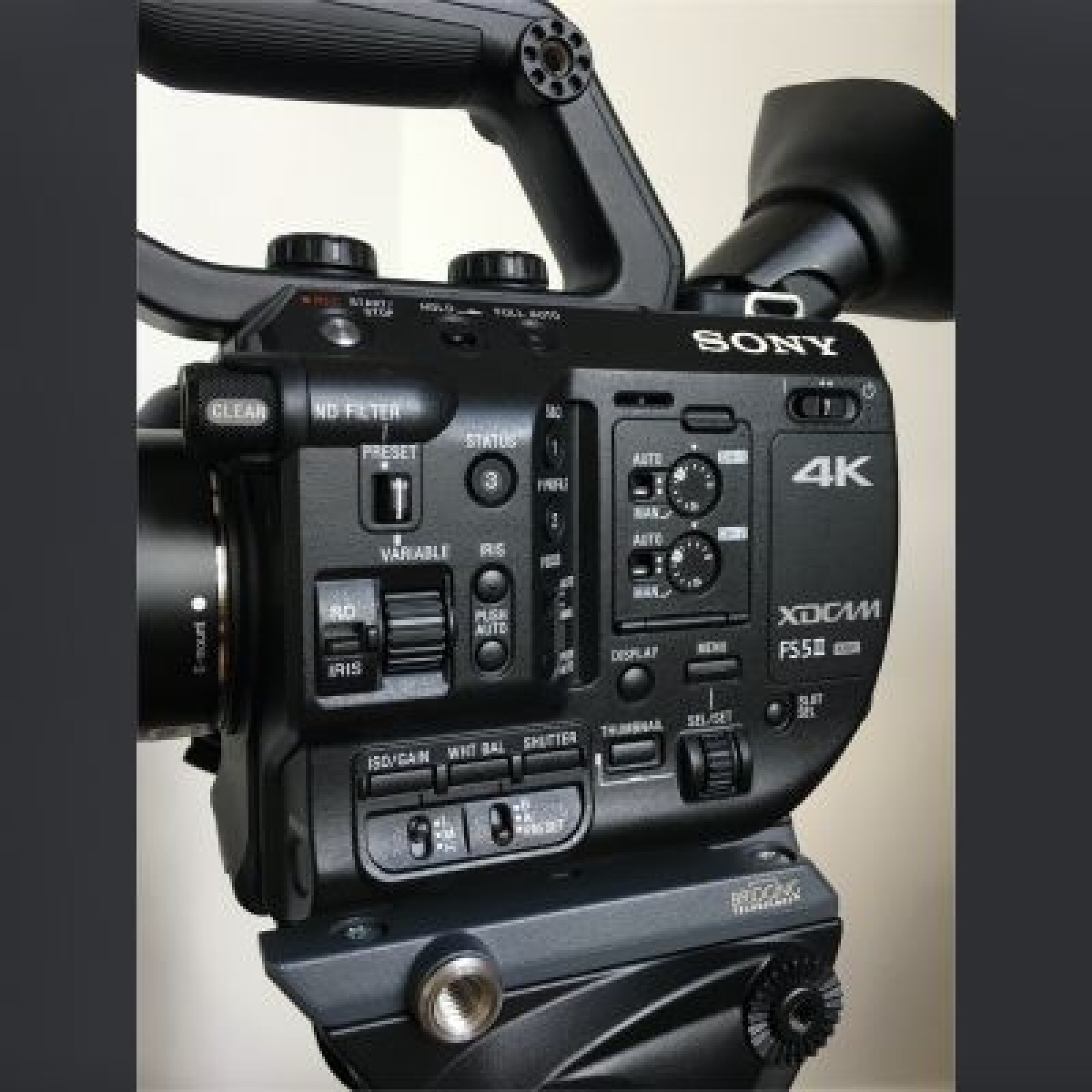 Pack Sony FS5 II (Mark 2) + Optique 18-105 + Kit Trépied Manfrotto - Photo 2 sur 5