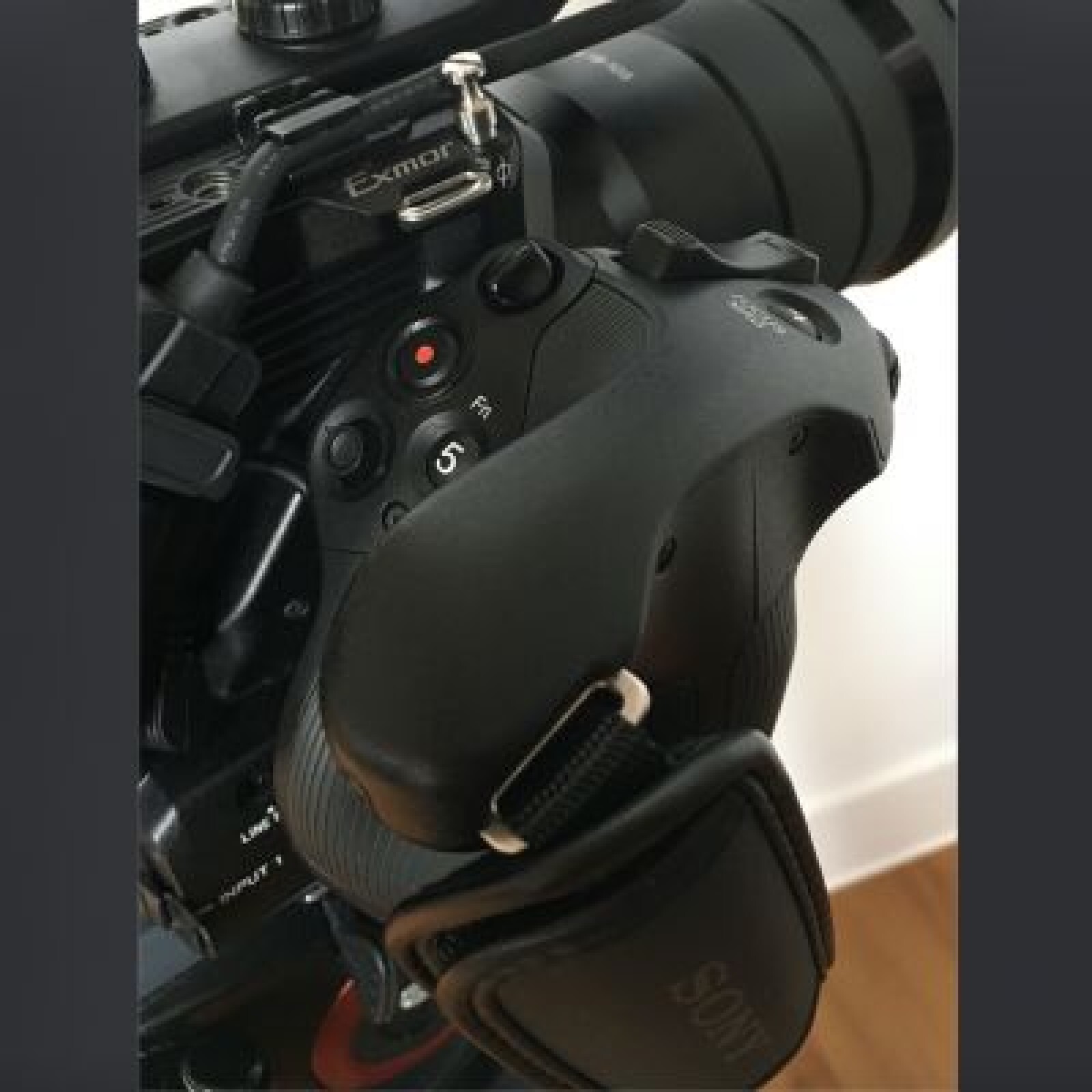 Pack Sony FS5 II (Mark 2) + Optique 18-105 + Kit Trépied Manfrotto - Photo 3 sur 5