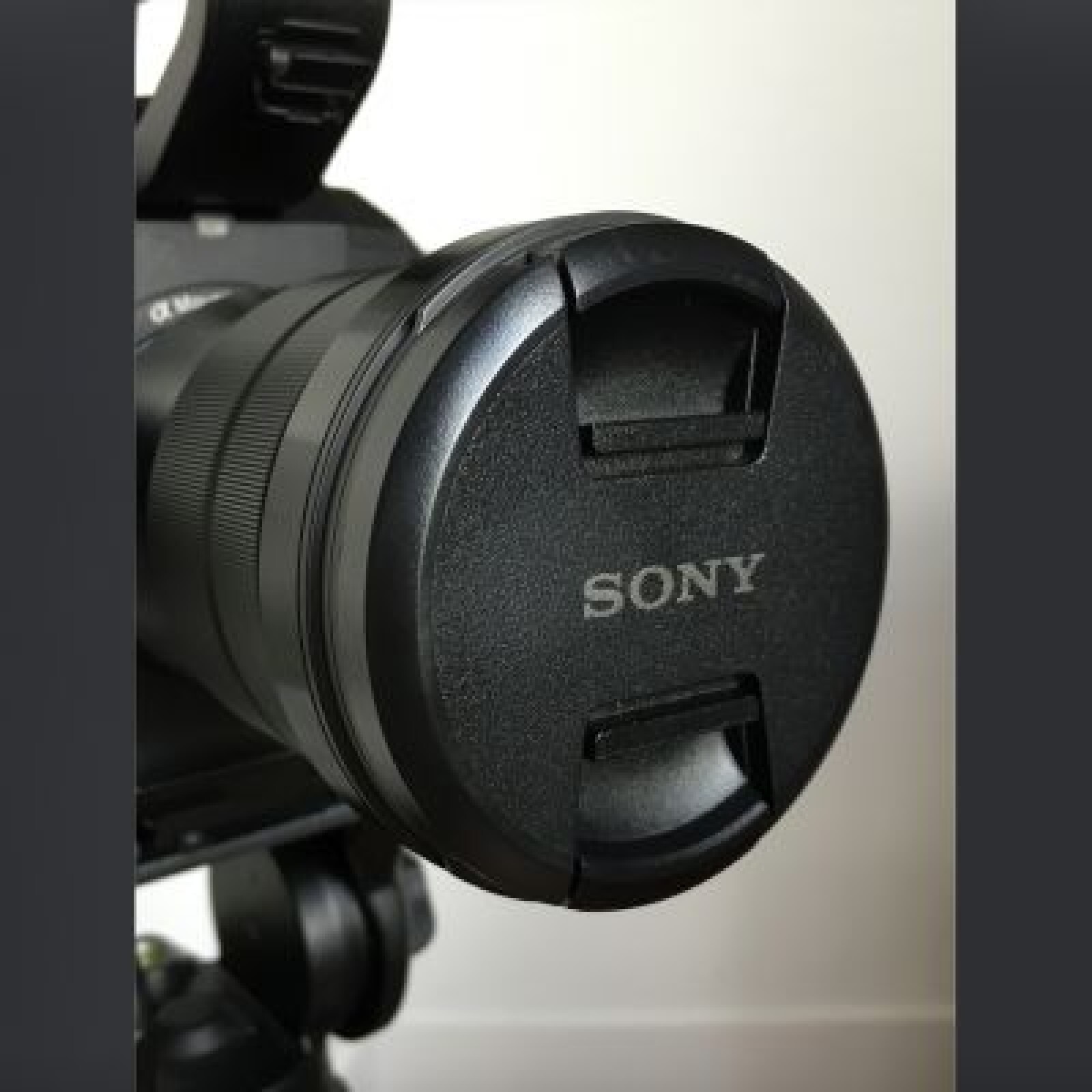 Pack Sony FS5 II (Mark 2) + Optique 18-105 + Kit Trépied Manfrotto - Photo 4 sur 5