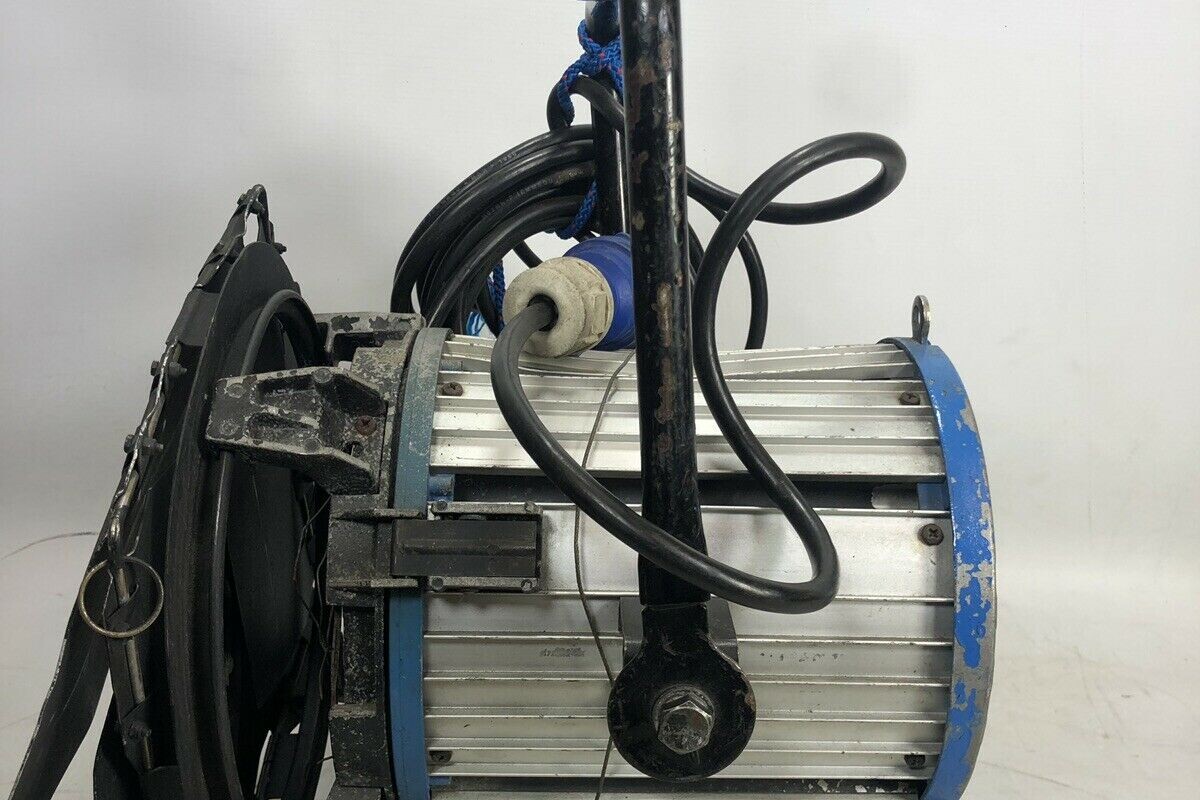 Location ARRI fresnel 2000W + Pied Manfrotto Steel Senior - Lightyshare