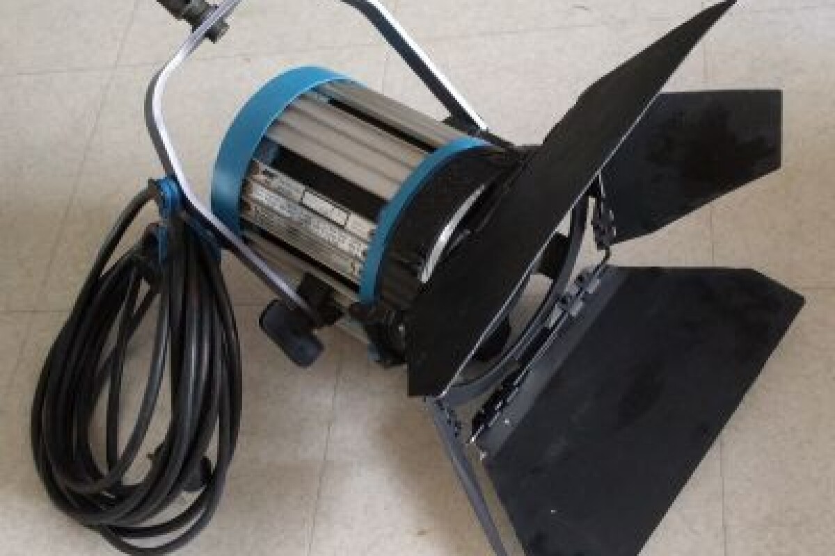 Location Projecteur Fresnel 1 KW / 1000 w tungstène halogène ARRI - Lightyshare