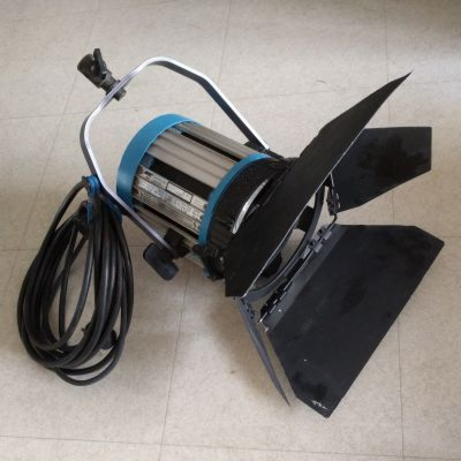 Projecteur Fresnel 1 KW / 1000 w tungstène halogène ARRI - Photo 1 sur 2