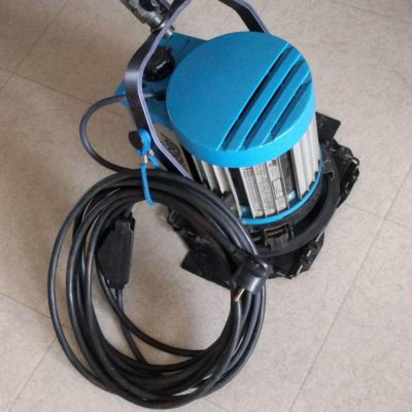 Projecteur Fresnel 1 KW / 1000 w tungstène halogène ARRI - Photo 2 sur 2