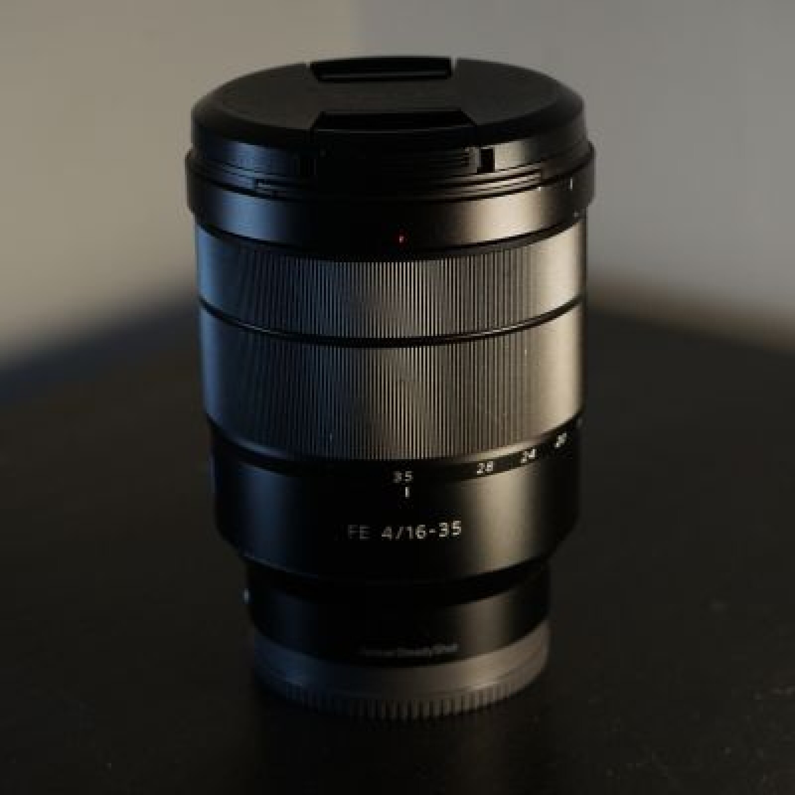 Objectif Sony Zeiss Vario-Tessar f/4 16-35 ZA OSS - Photo 1 sur 3
