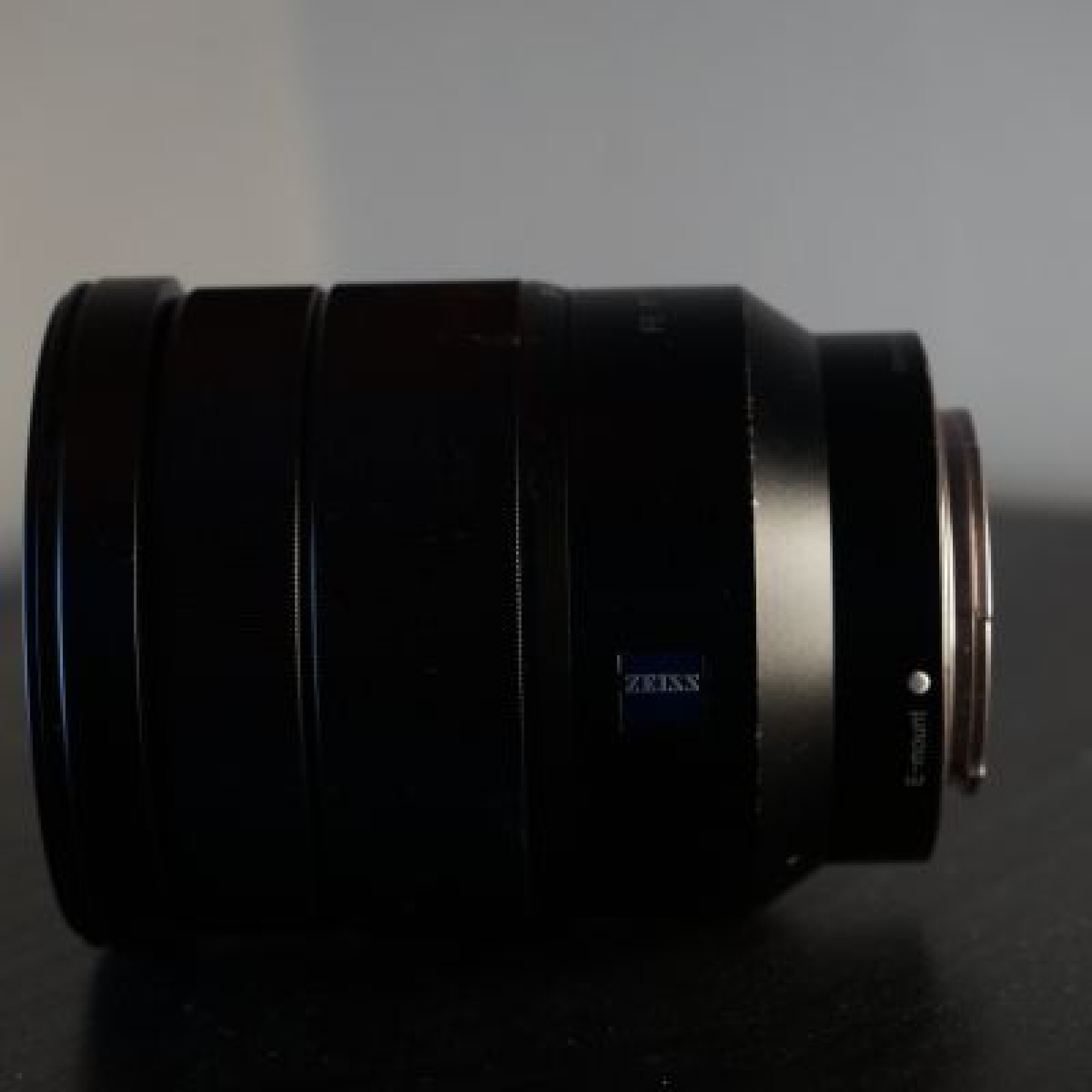 Objectif Sony Zeiss Vario-Tessar f/4 16-35 ZA OSS - Photo 2 sur 3