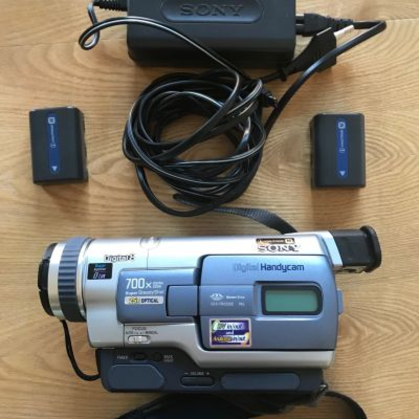 Sony DCR TRVE330E - Photo 2 sur 3