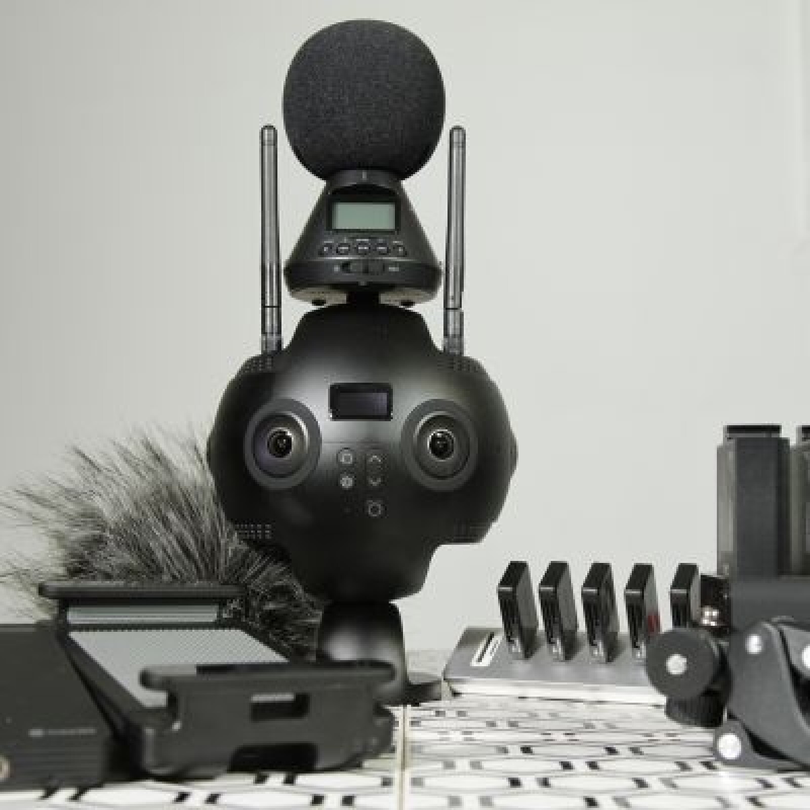INSTA 360 Pro 2 kit complet avec ZOOM - Photo 1 sur 2