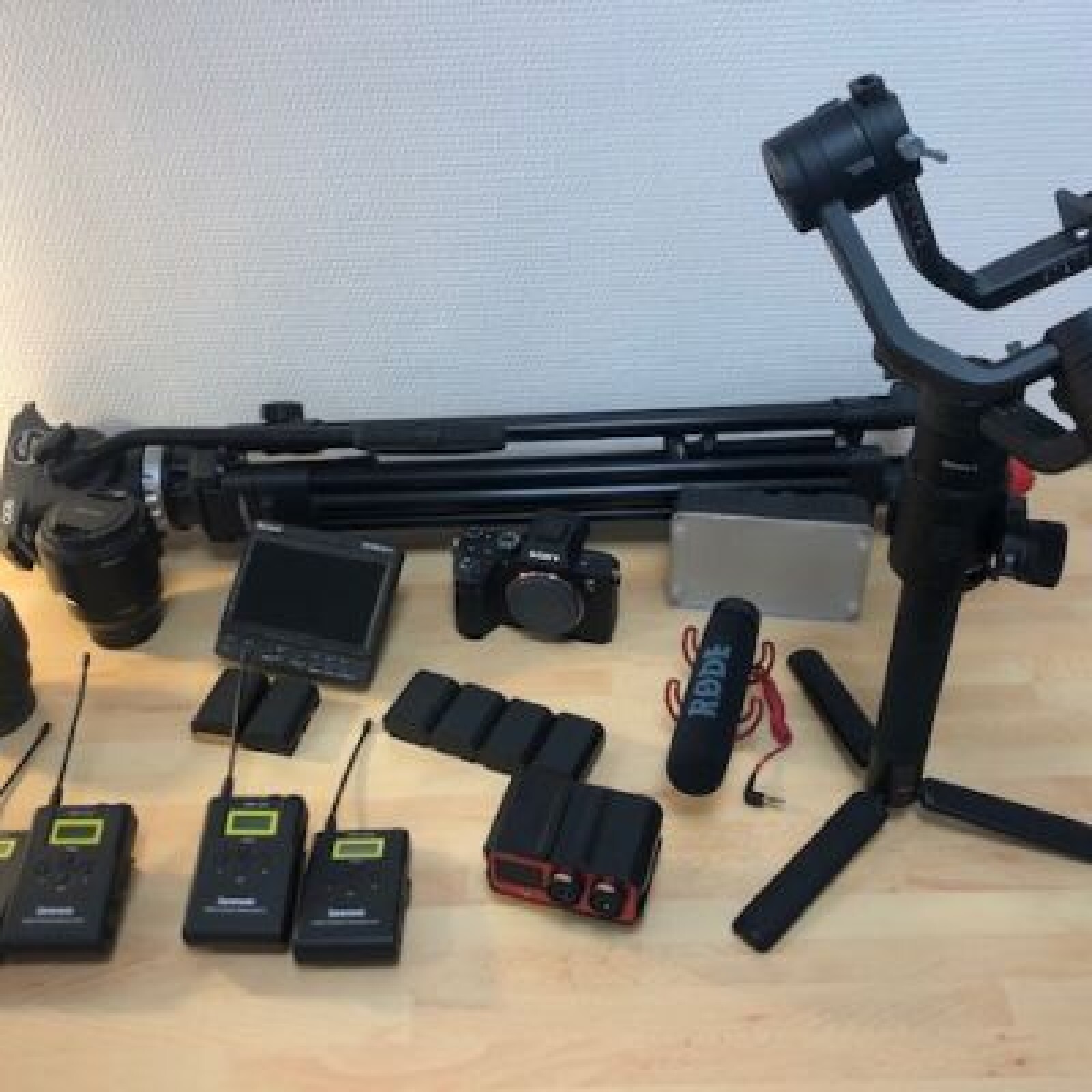 Kit COMPLET tournage (A7III, Ronin S, Trepied, HF, Minette, reflecteur, etc...) - Photo 1 sur 5